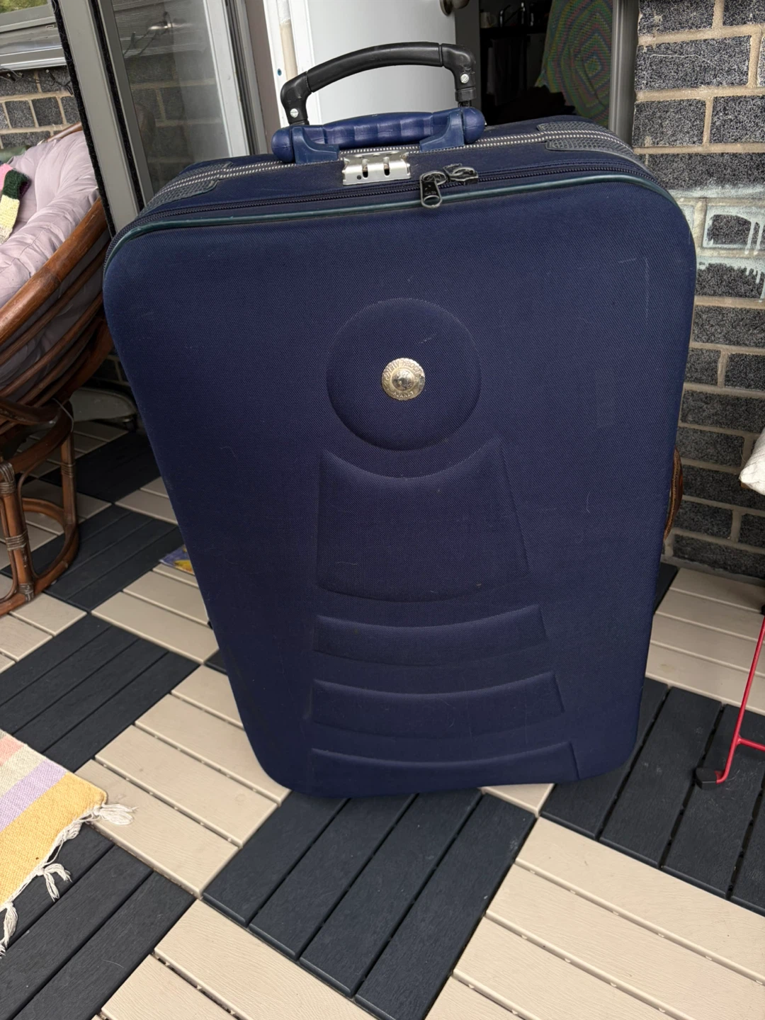 28in suitcase - Handle stuck