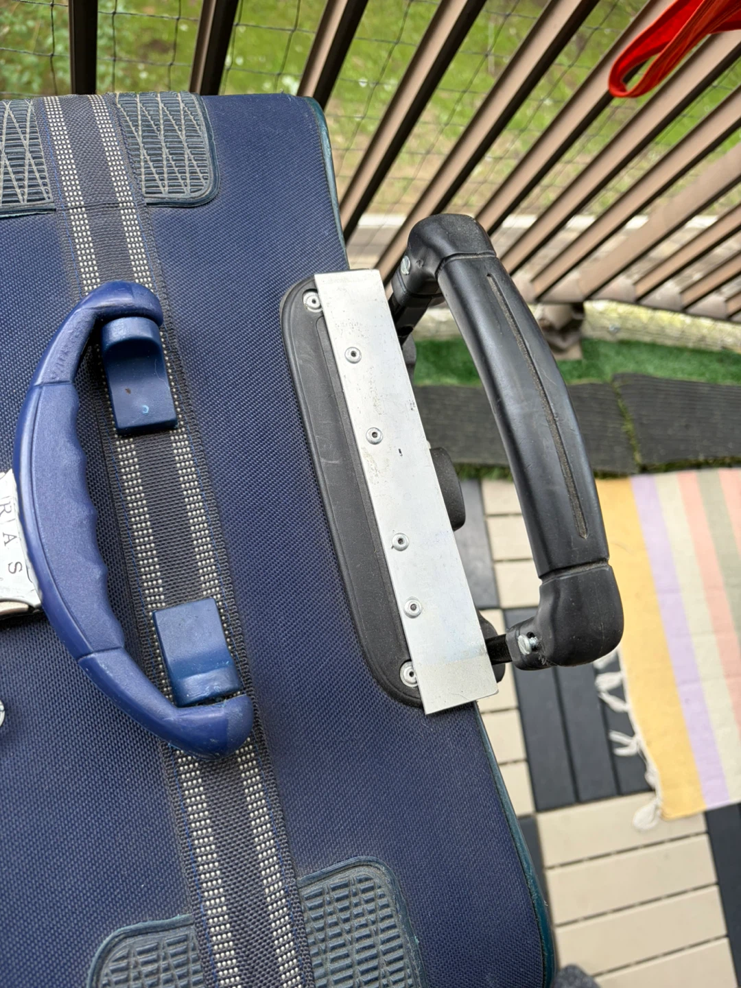 28in suitcase - Handle stuck - photo 2