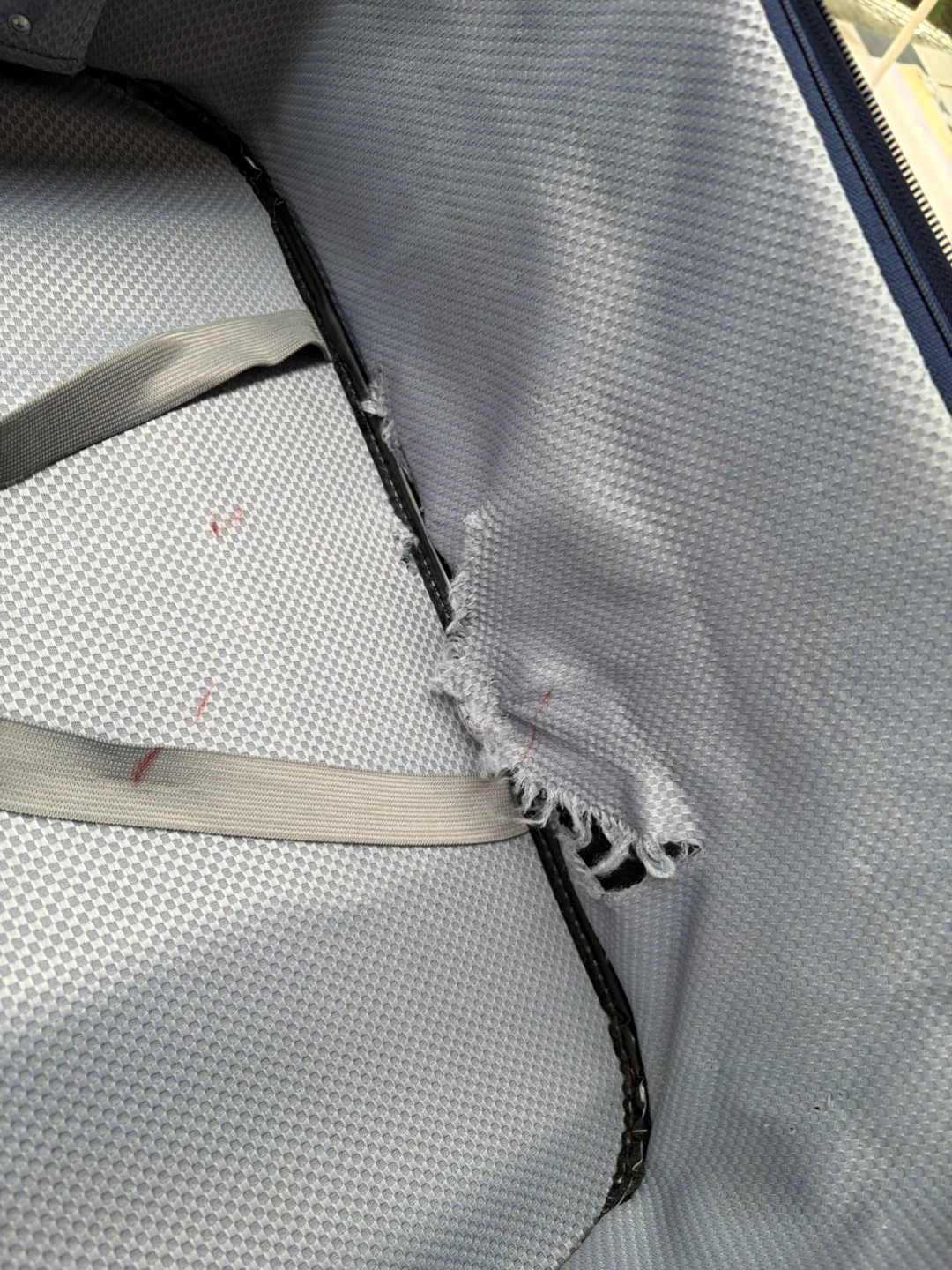 28in suitcase - Handle stuck - photo 4