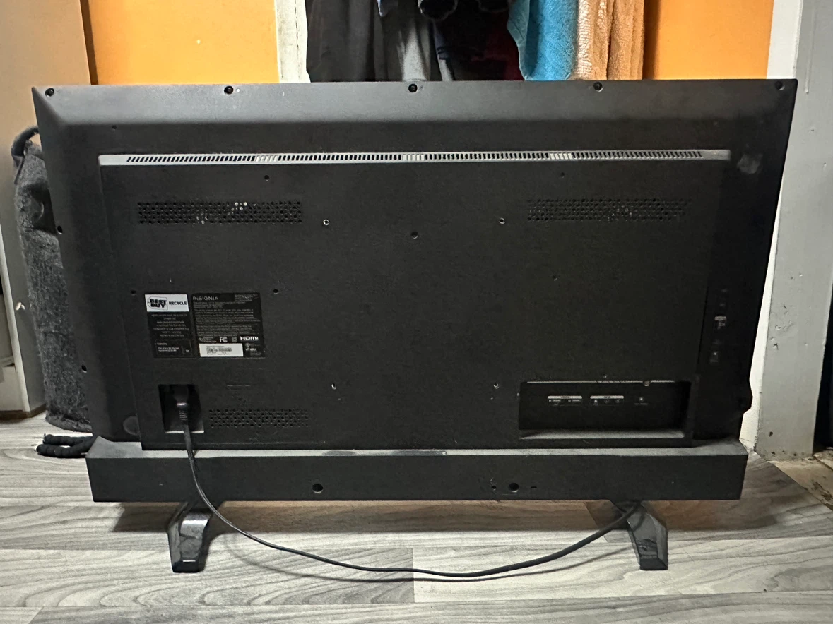 Insignia 34.5" Smart TV - photo 2