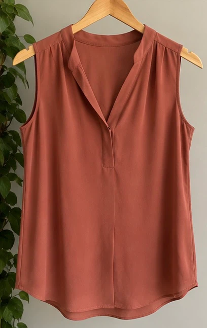 Rose + Olive Women’s Sleeveless Blouse – Size M
