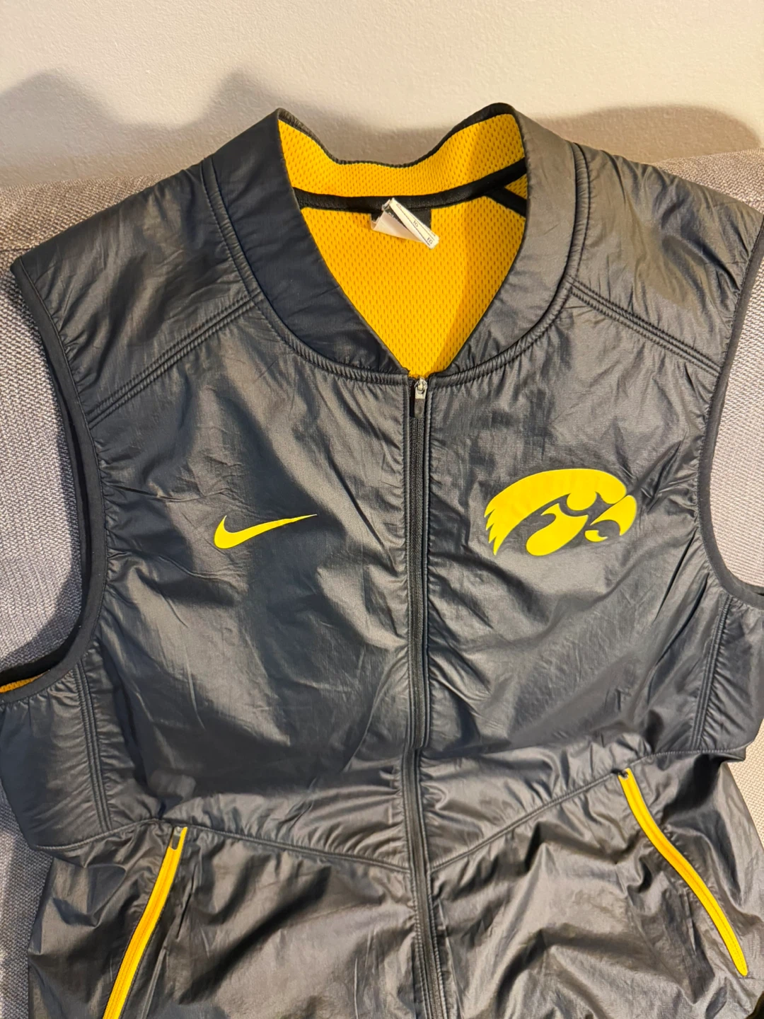Nike Iowa Hawkeyes Vest Black Yellow Logo Men's - photo 2