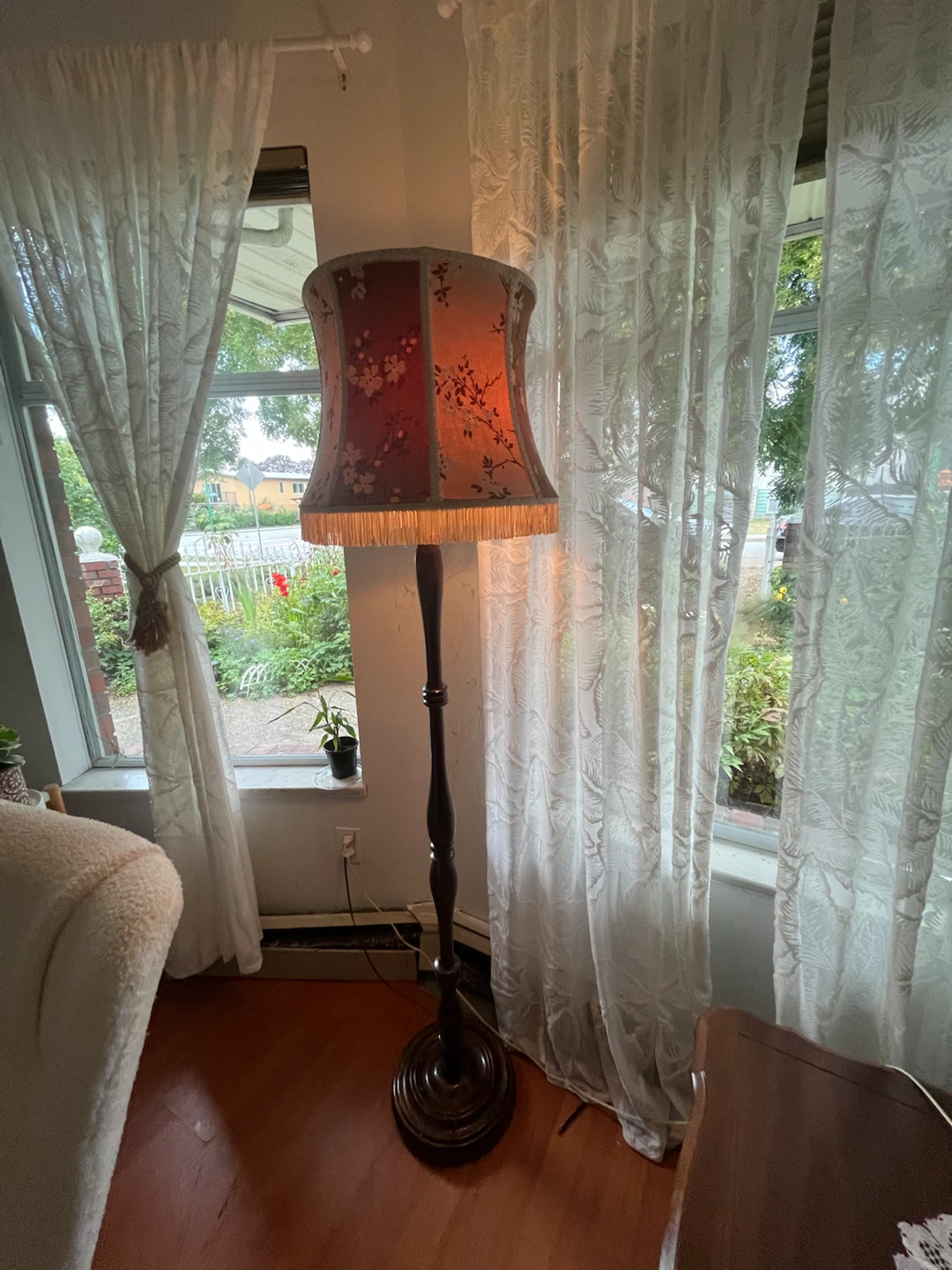 Vintage floral floor lamp with real wooden base