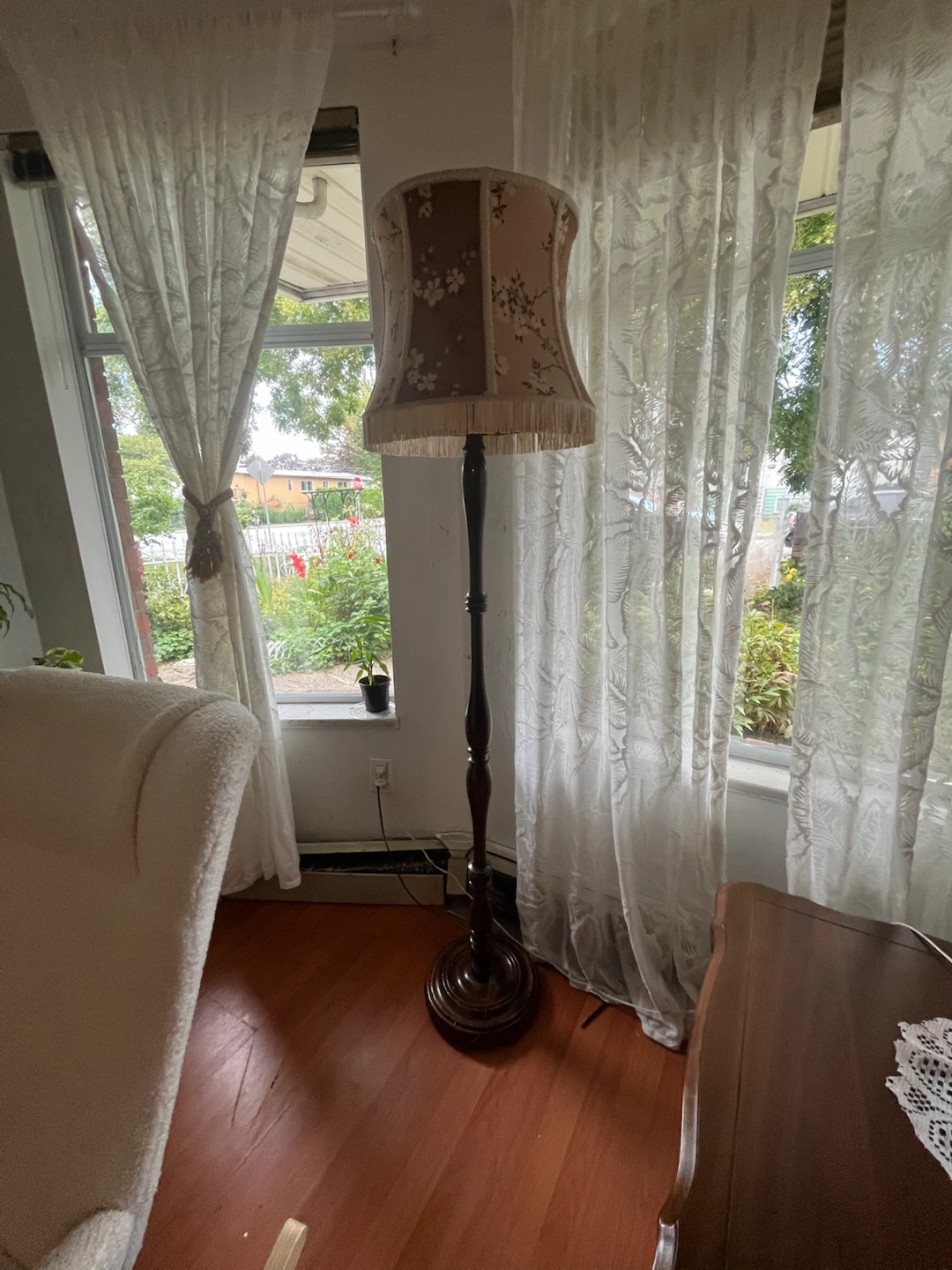 Vintage floral floor lamp with real wooden base - photo 2