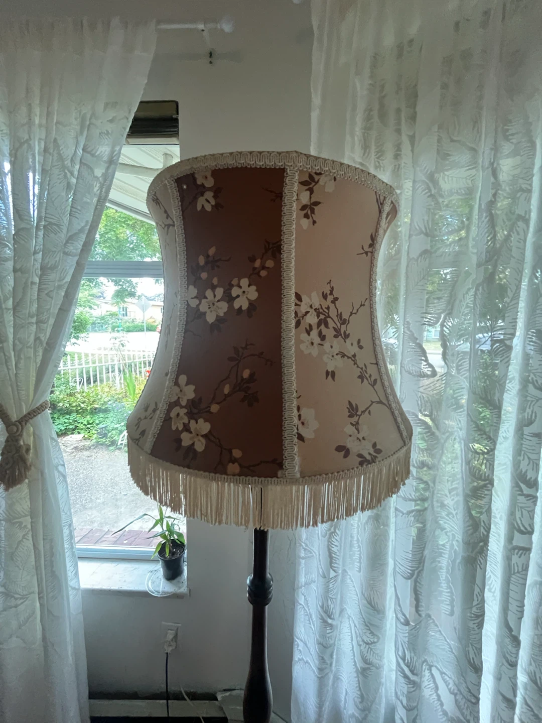 Vintage floral floor lamp with real wooden base - photo 3