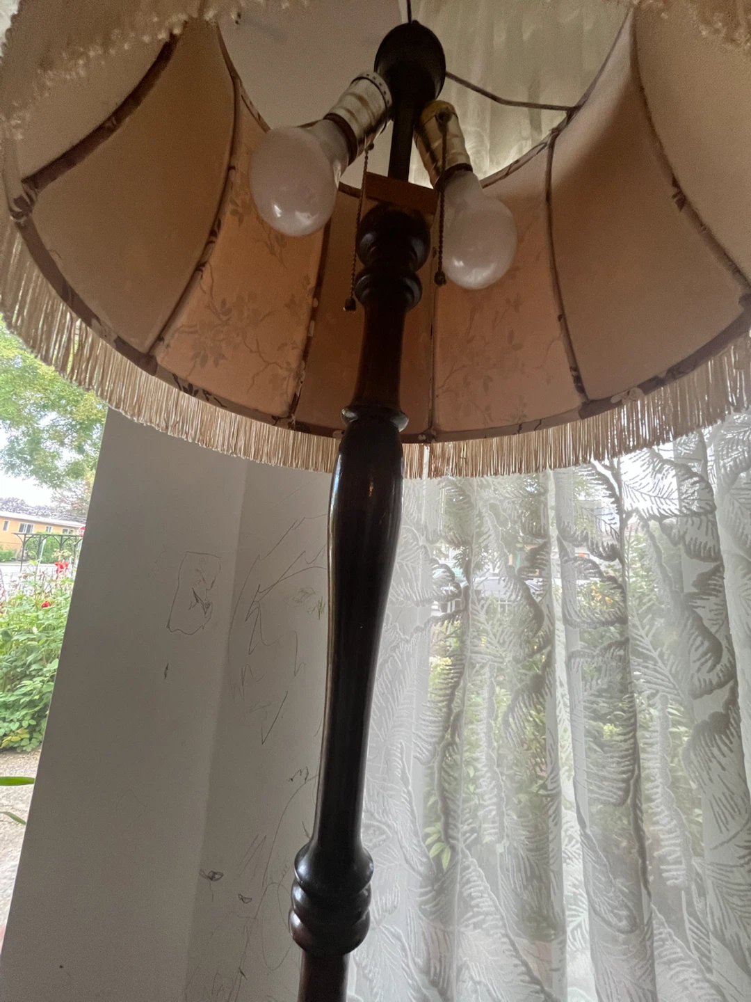 Vintage floral floor lamp with real wooden base - photo 4