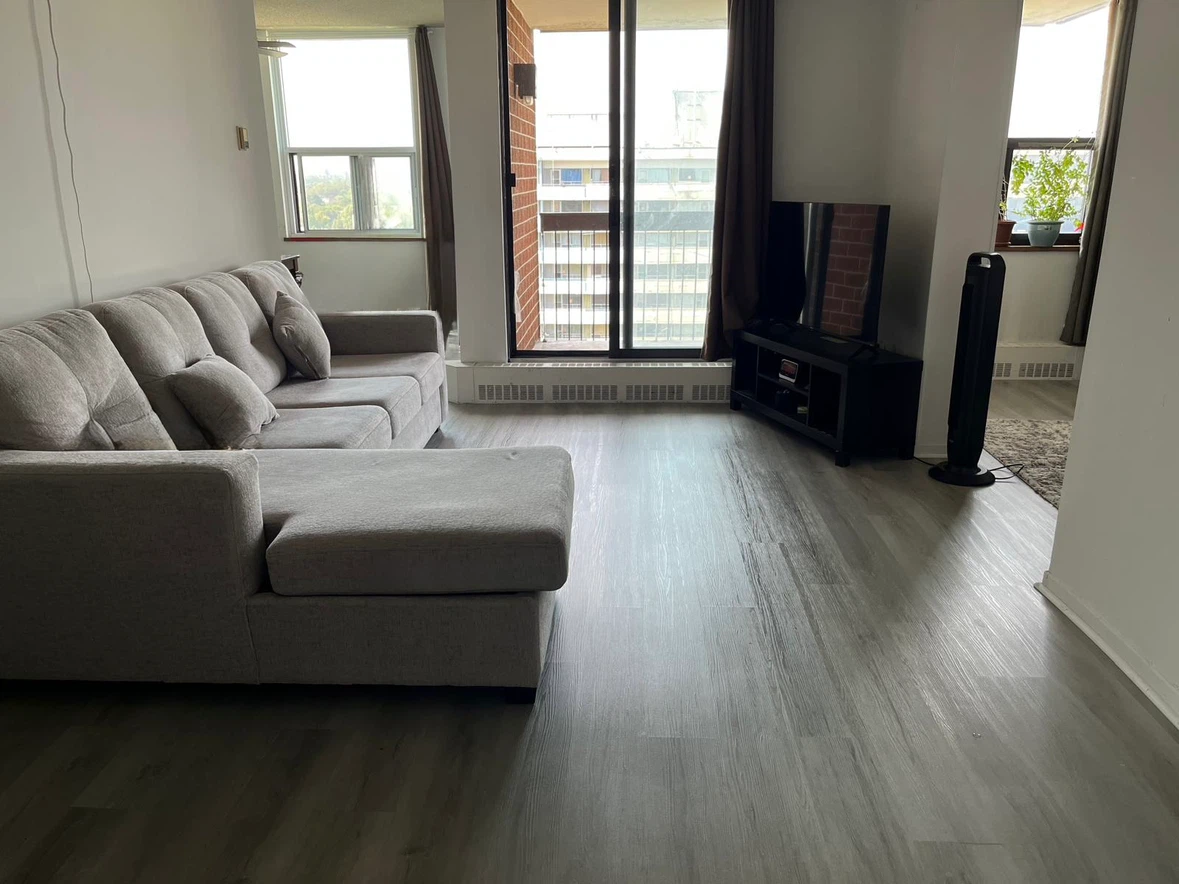 🏠 Spacious 2 Bedroom + Den Condo for Rent – Scarborough