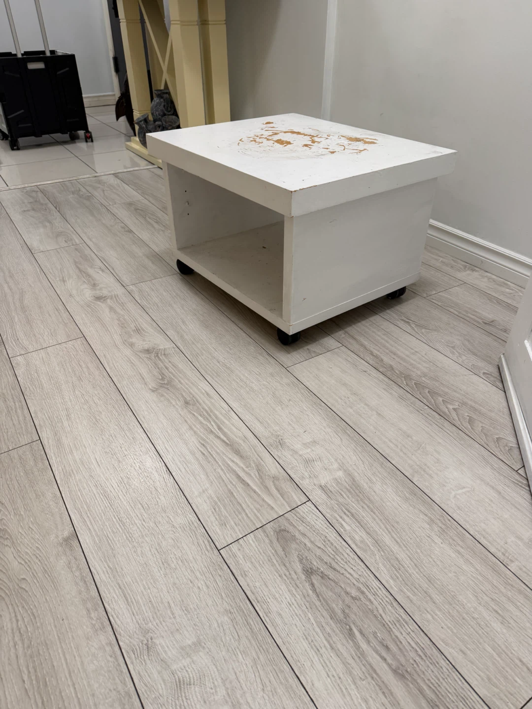 White rolling side table - photo 2