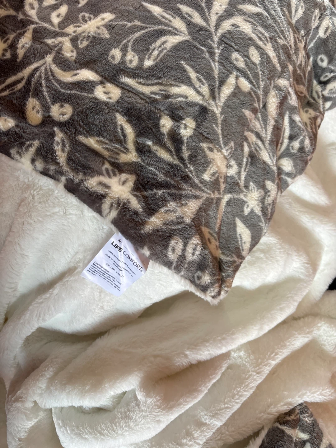NWOT Life Comfort Fleece Throw 60x70