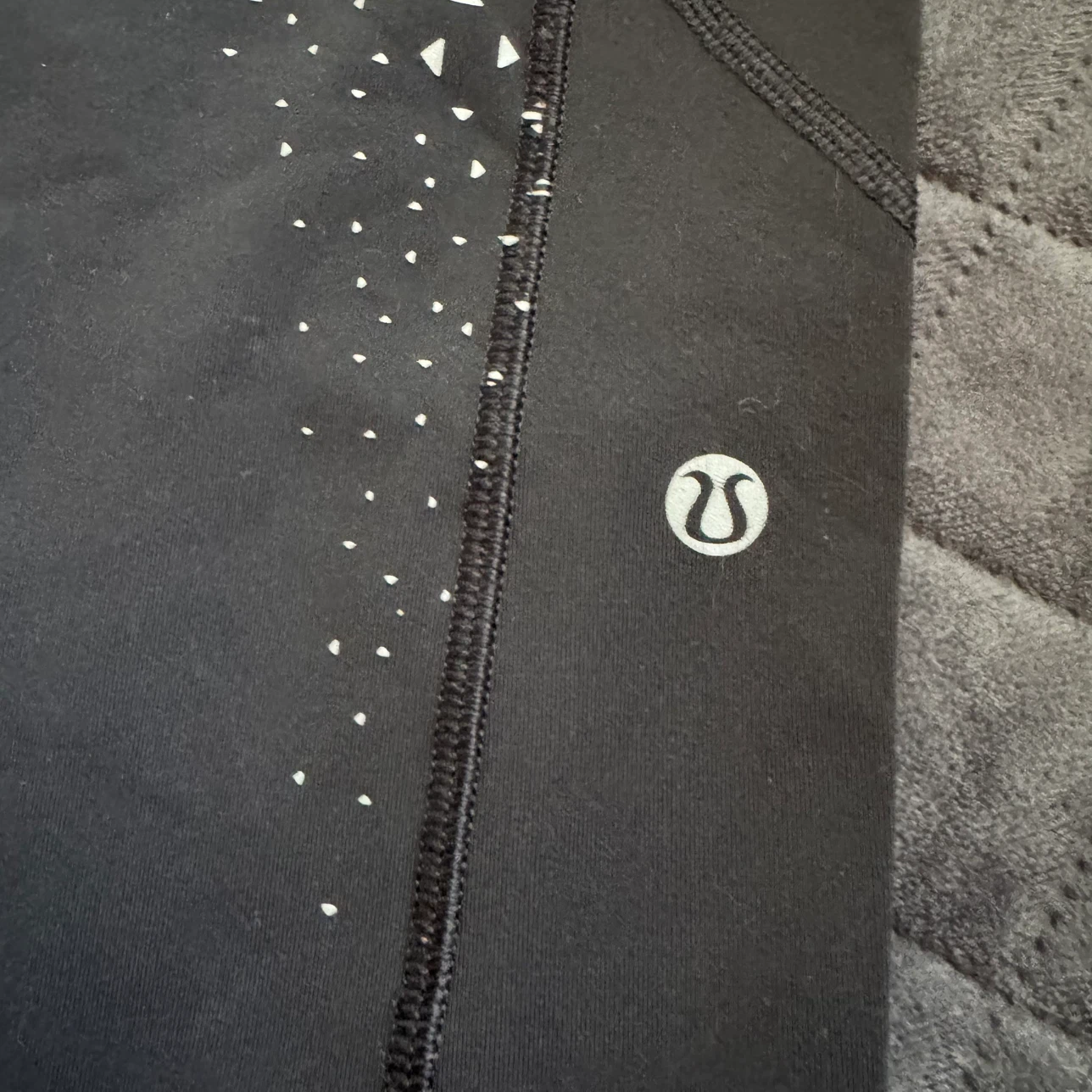 Lululemon Black Leggings with Geometric Print Waist 29” - photo 2