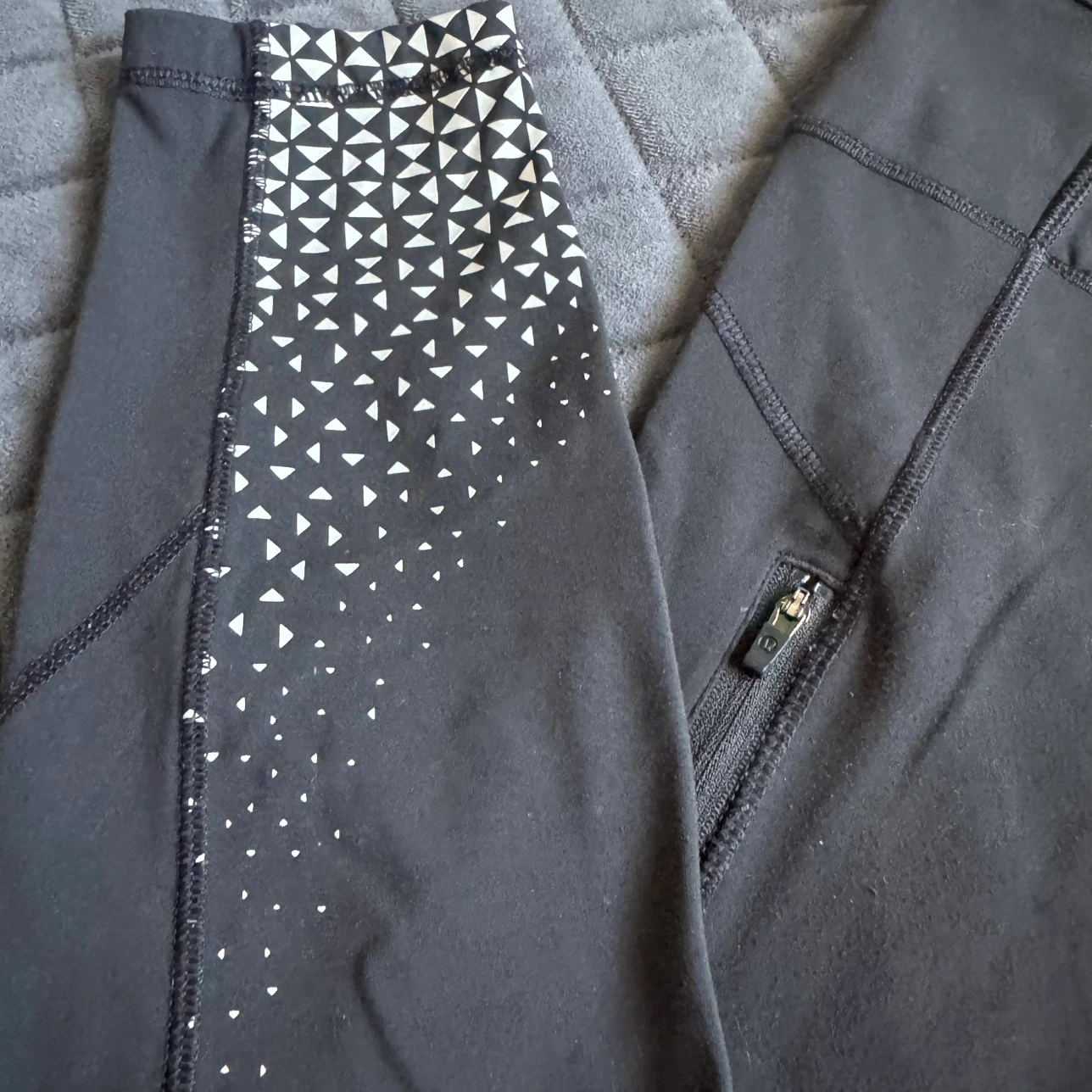 Lululemon Black Leggings with Geometric Print Waist 29” - photo 3