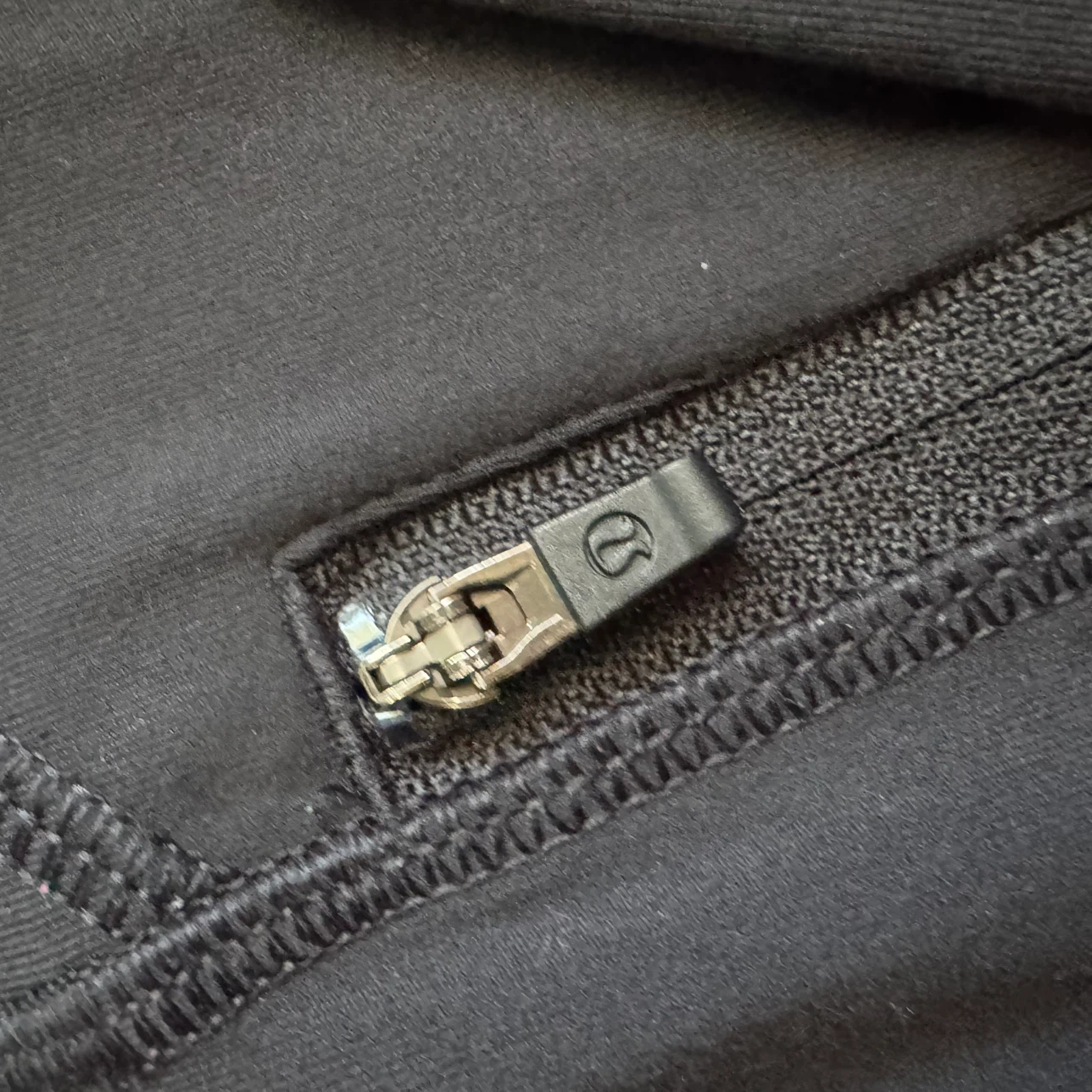 Lululemon Black Leggings with Geometric Print Waist 29” - photo 5