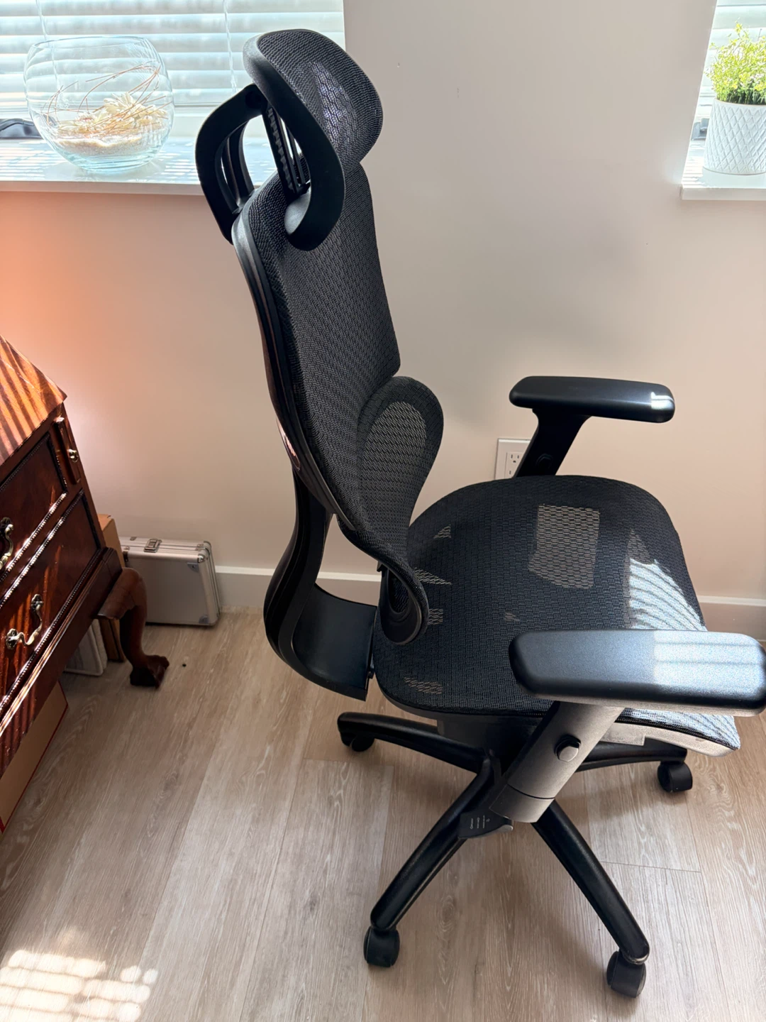 Black Ergonomic Mesh Office Chair - photo 3