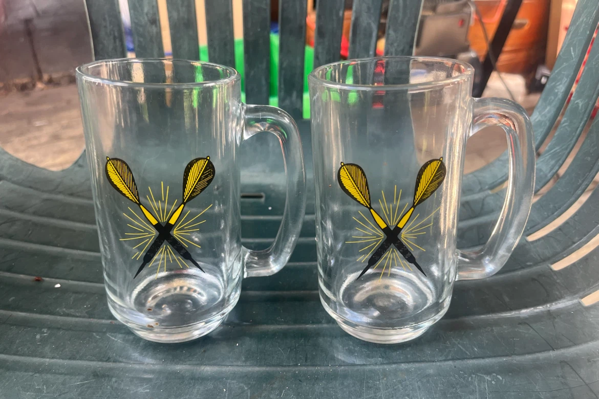 Set of 2 Beer Mugs with Dart Design