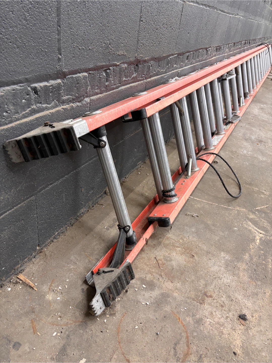 Werner 40 ft. 300 lb Extension Ladder - photo 2