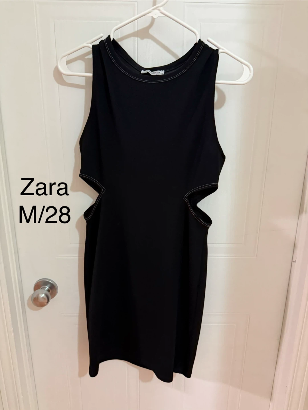 Robe noire Zara avec découpes latérales
