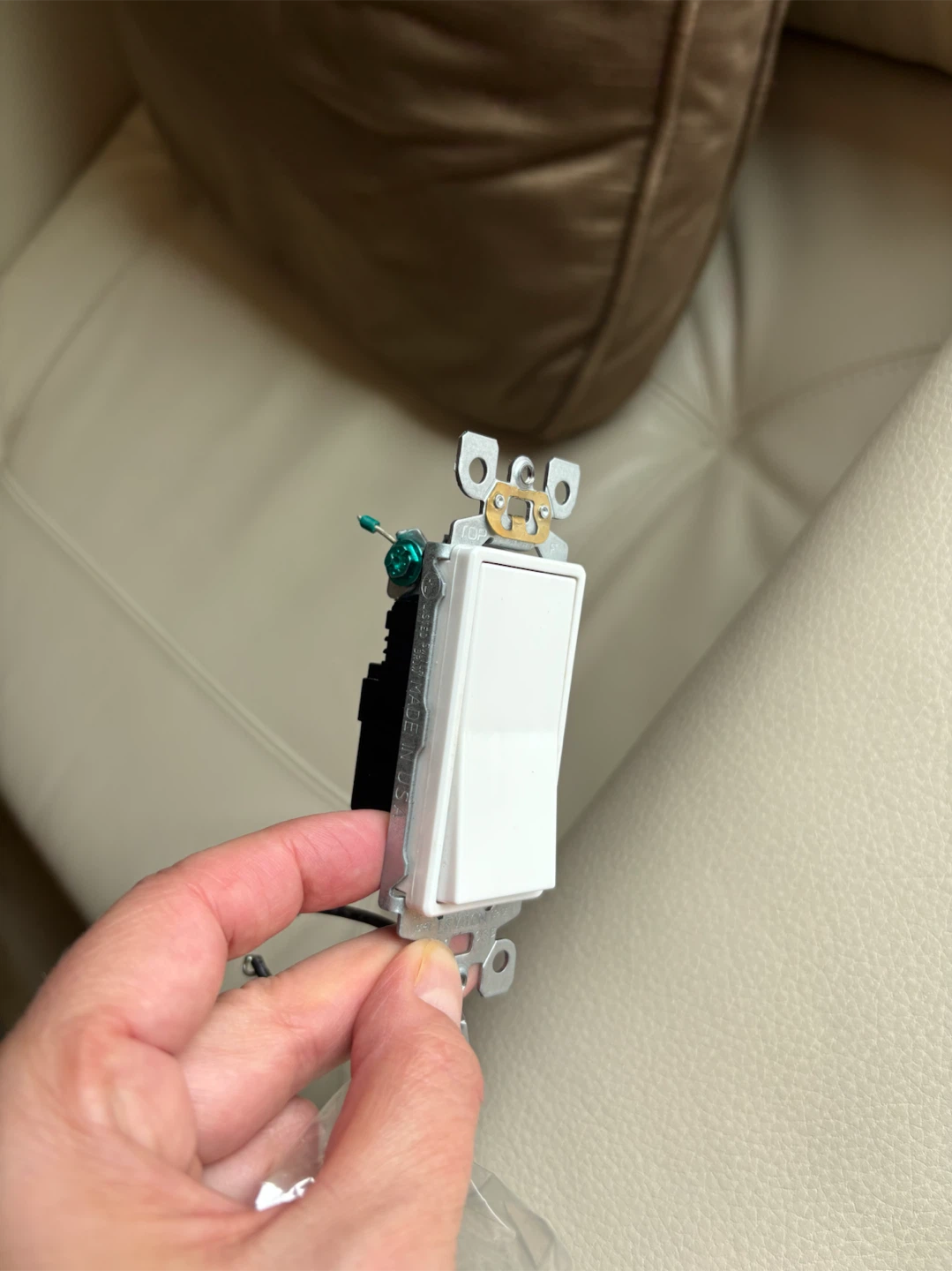Toggle Light Switch single pole 15 a 120 volt