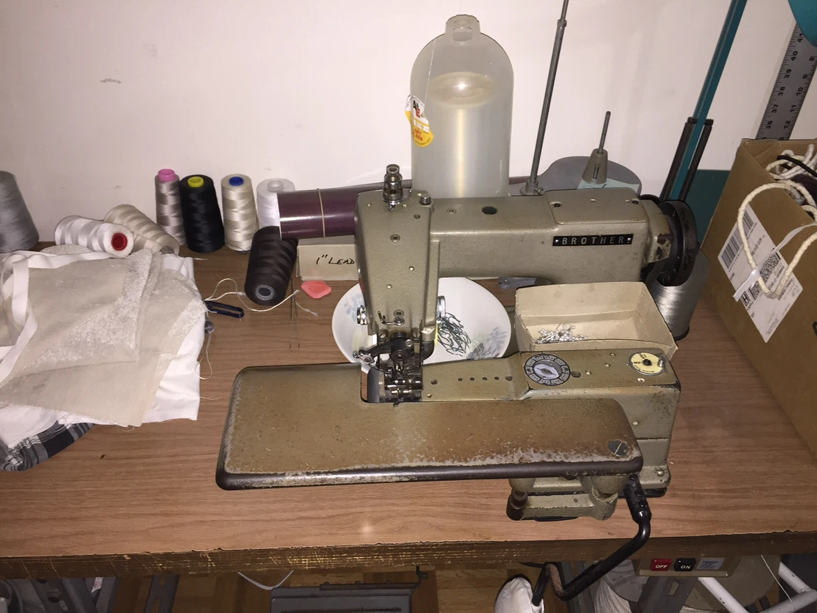 Gardner Brother Blind Stitch Sewing Machine - photo 2