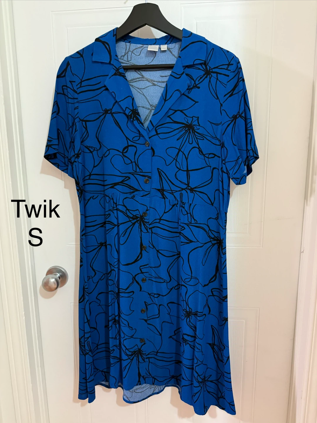 Robe bleue à motifs noirs