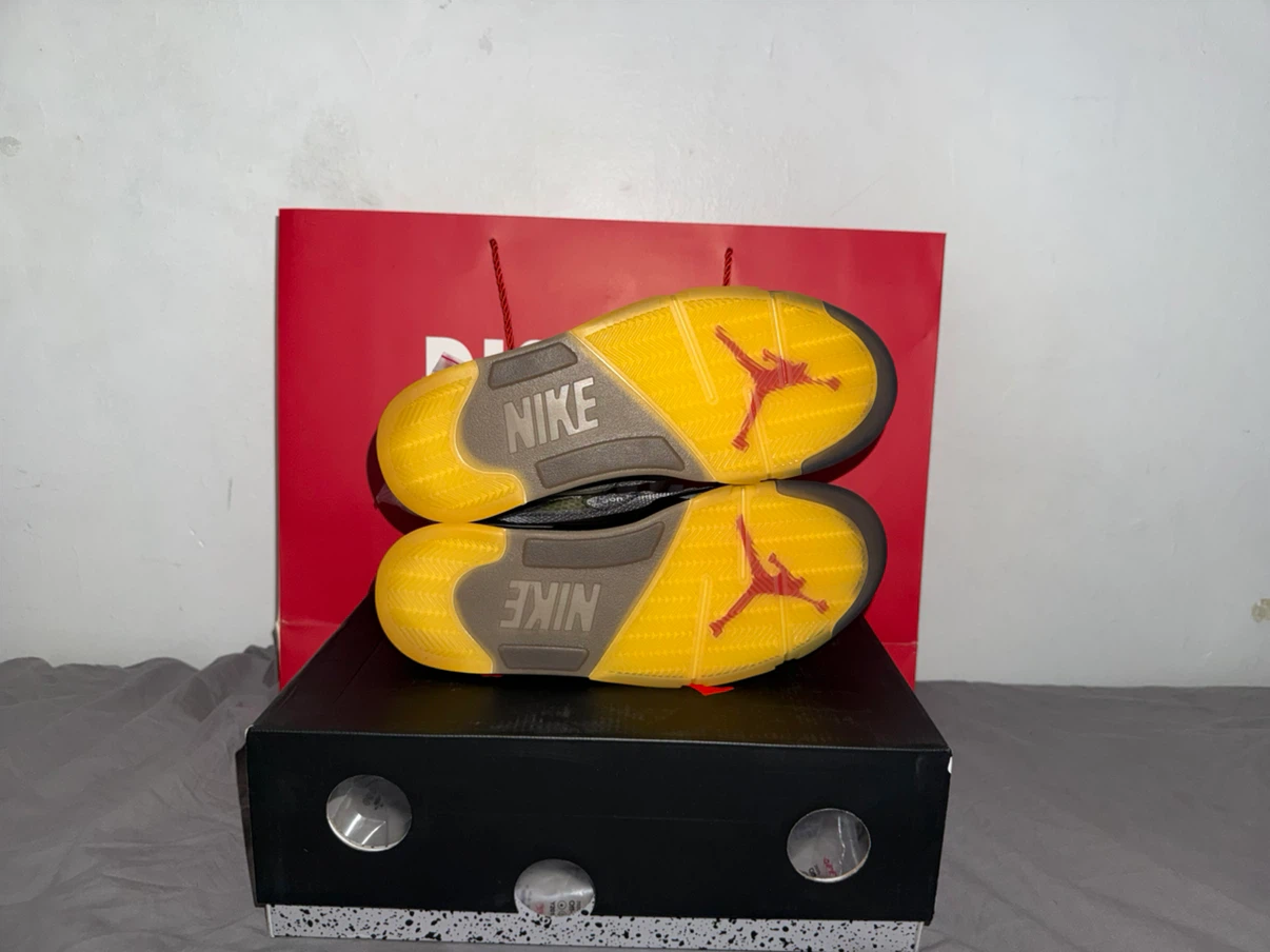 Off-White x Air Jordan 5 - photo 3