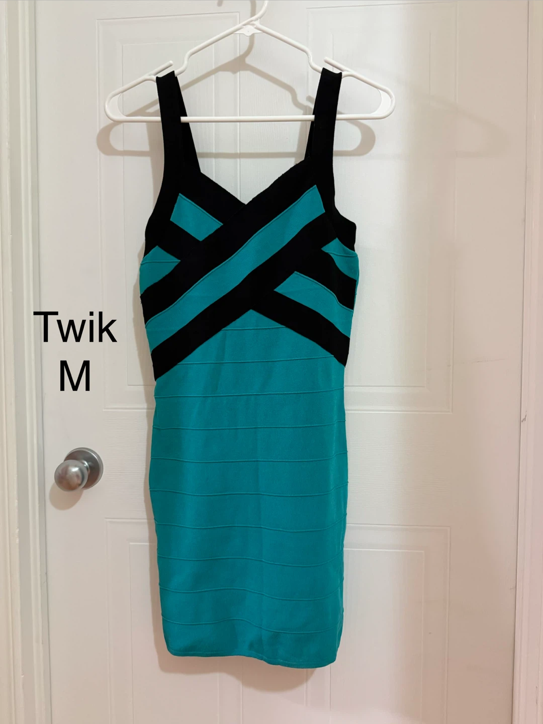 Robe moulante turquoise et noire