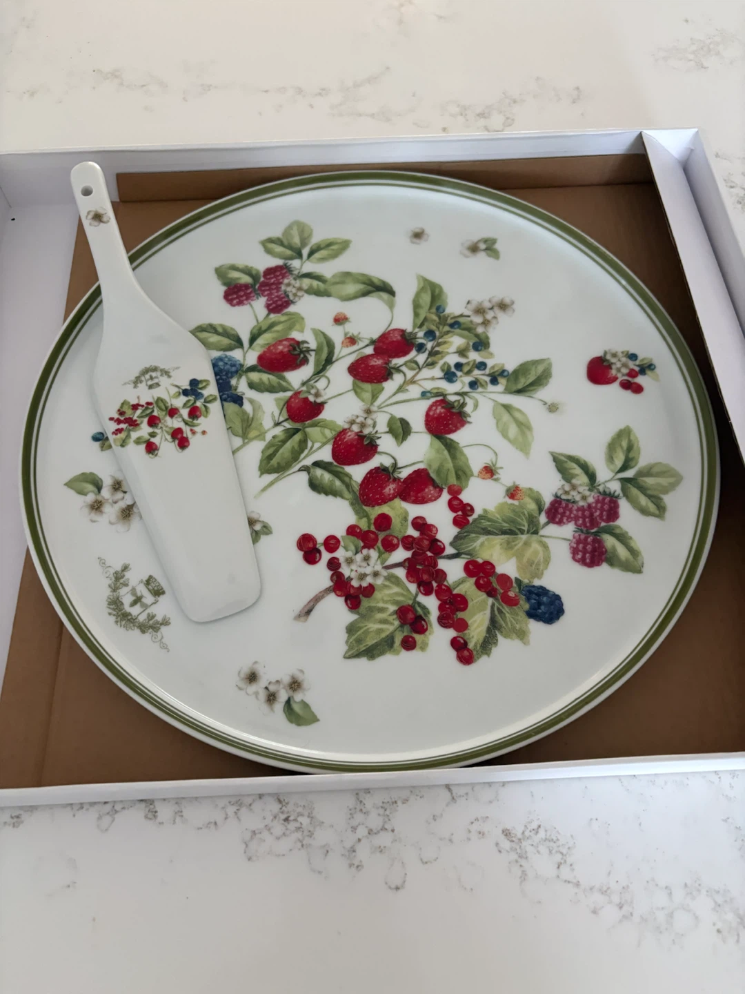 Easy Life Design Berry Pattern Cake Set