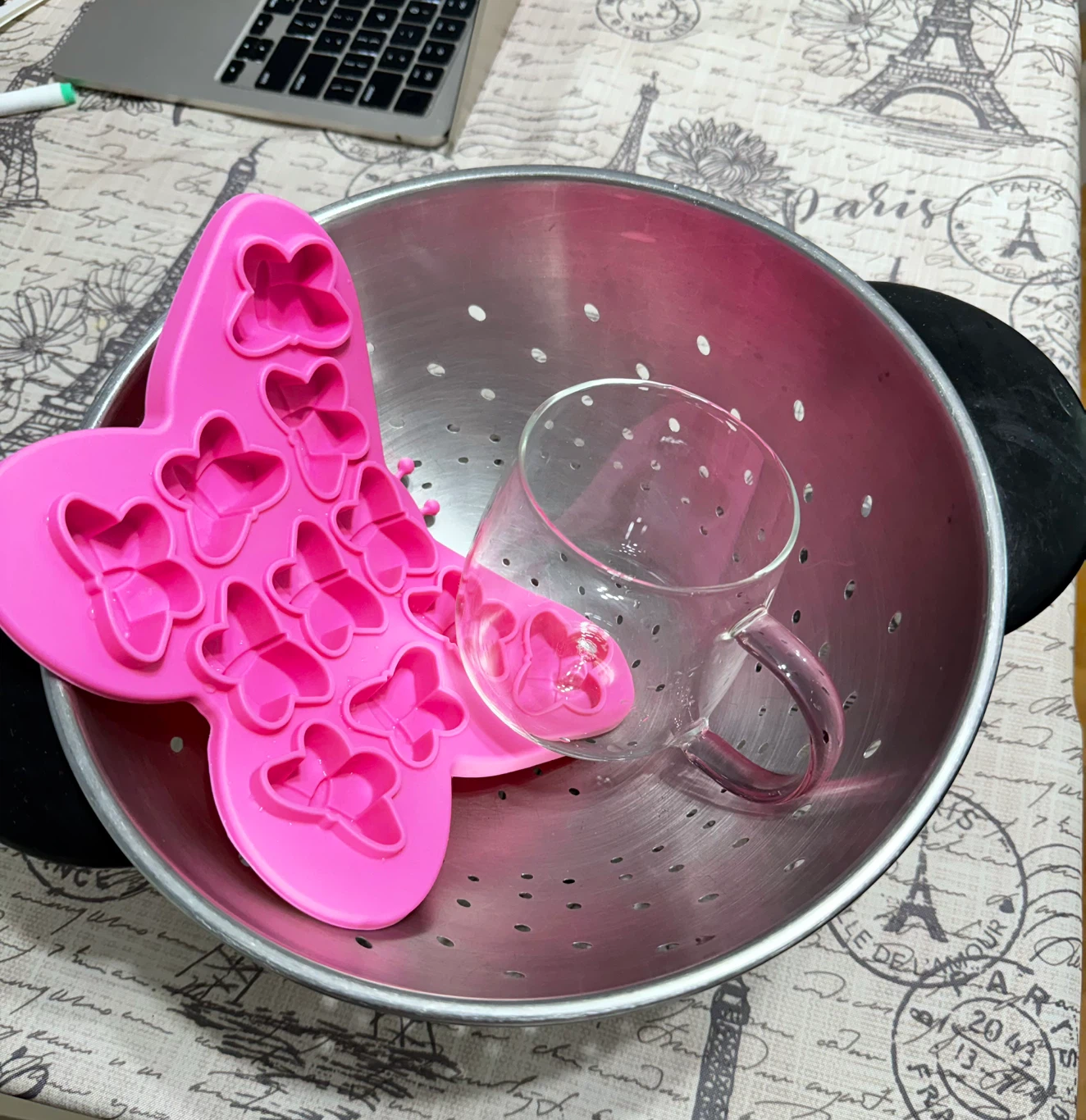Kitchen bundle: Glass mug, silicone mould, and colander