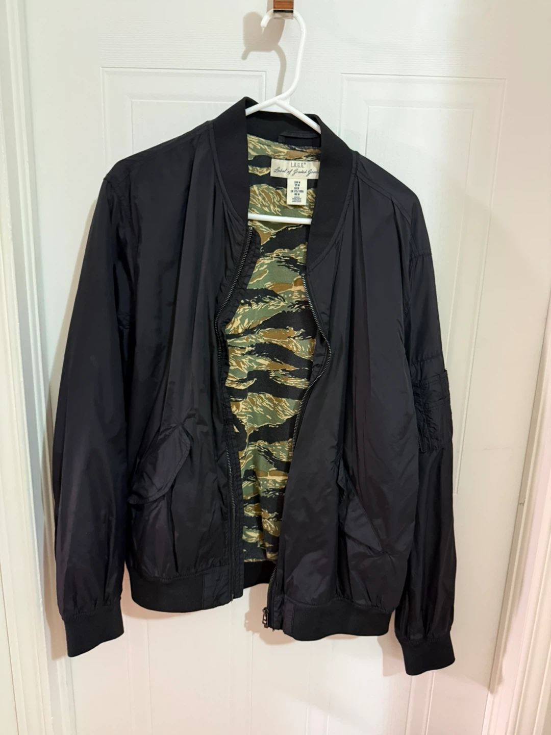 Blouson bombernoir avec doublure camouflage