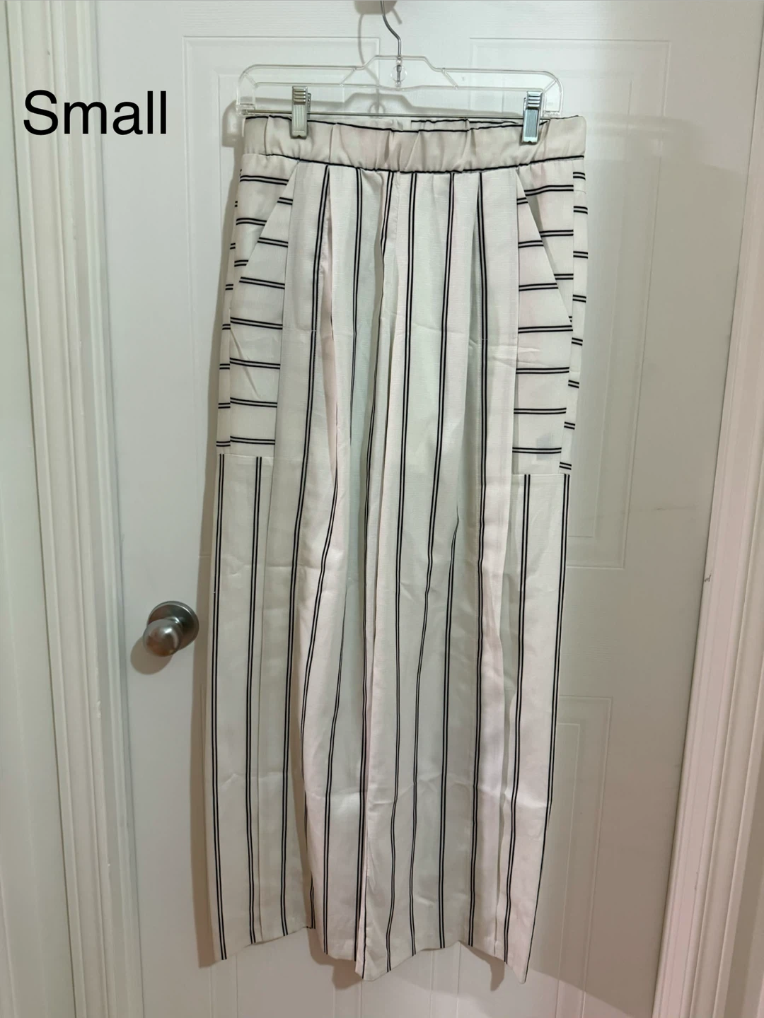 Pantalon à rayures blanc et noir