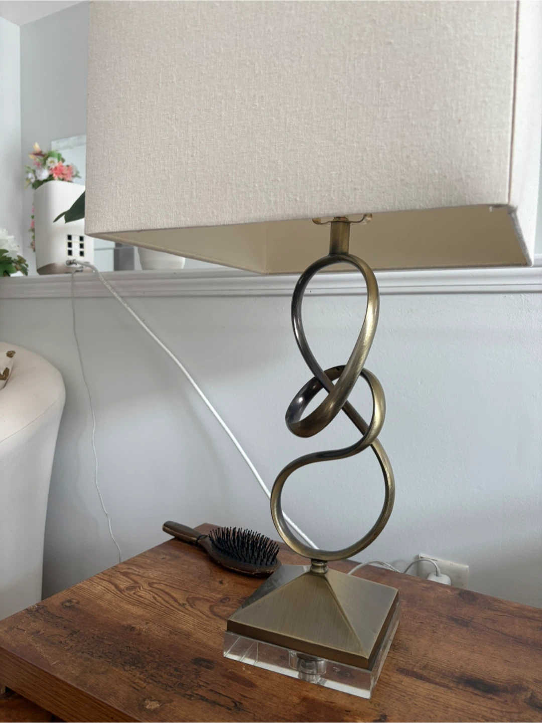 Table lamp with bronze finish