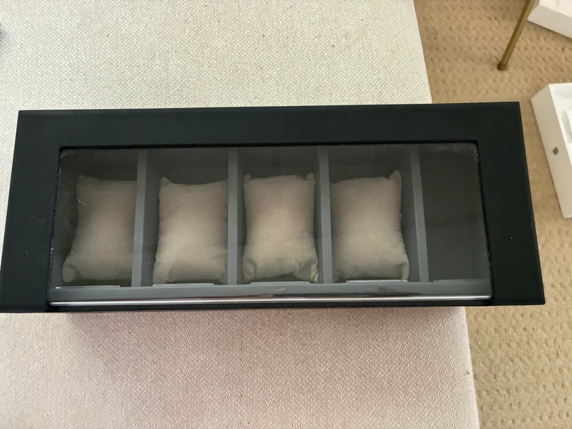 MOVING SALE : Brookstone 5-slot watch box - photo 4