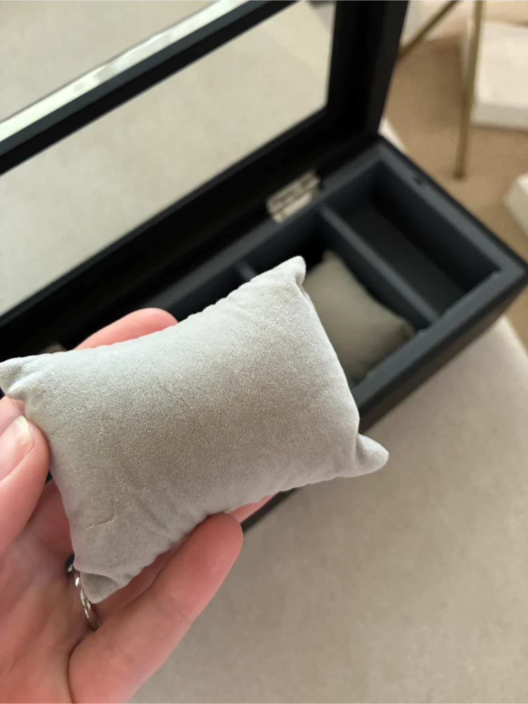 MOVING SALE : Brookstone 5-slot watch box - photo 5