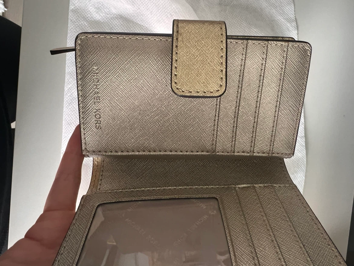 Michael Kors Gold Wallet - photo 2