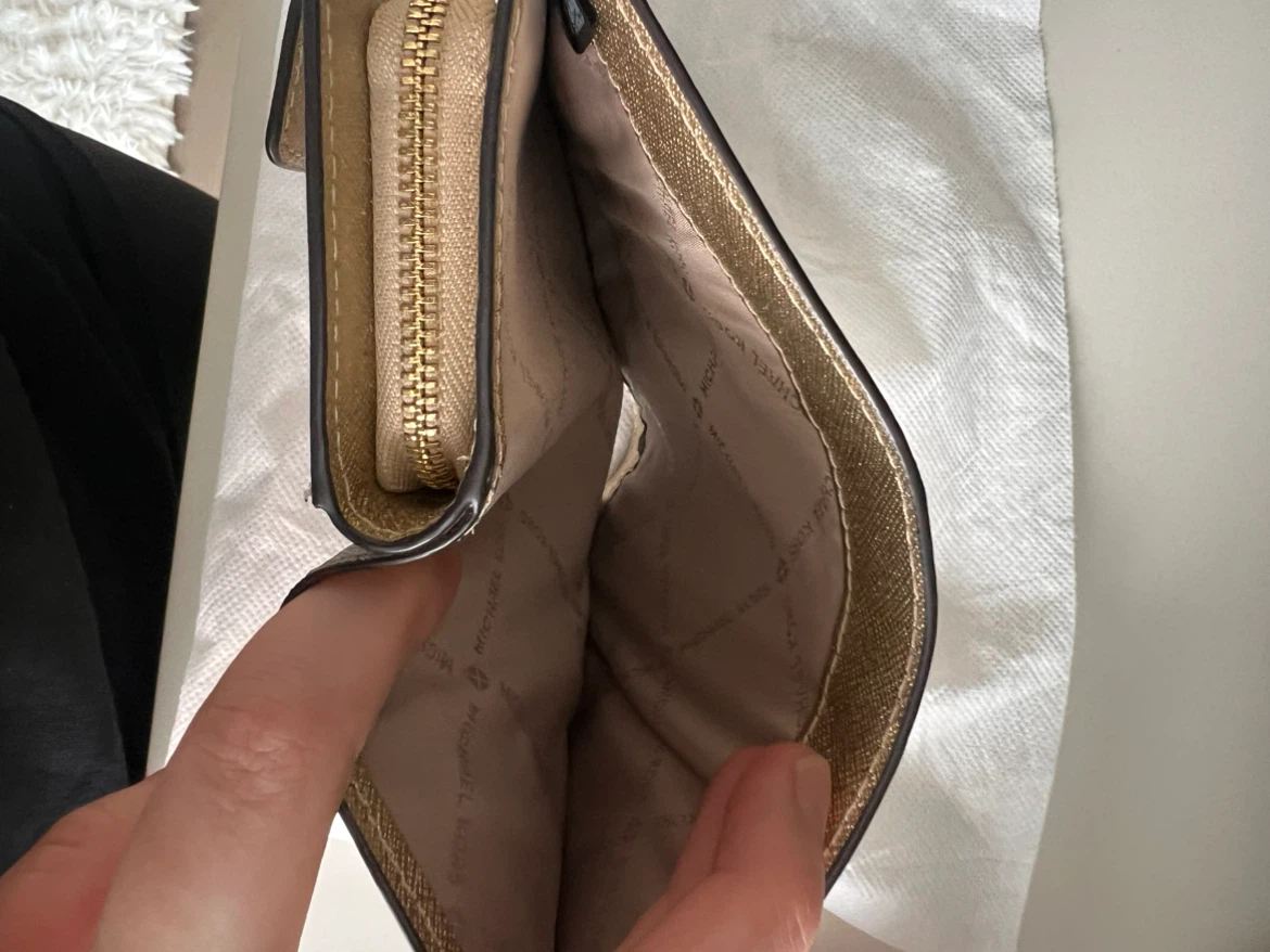 Michael Kors Gold Wallet - photo 3