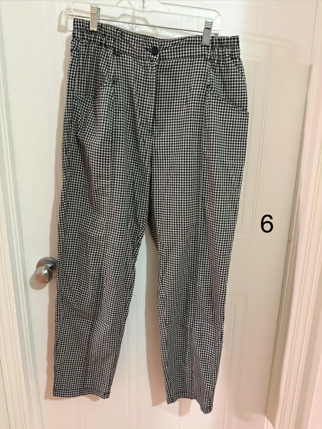 Pantalon à carreaux noirs et blancs