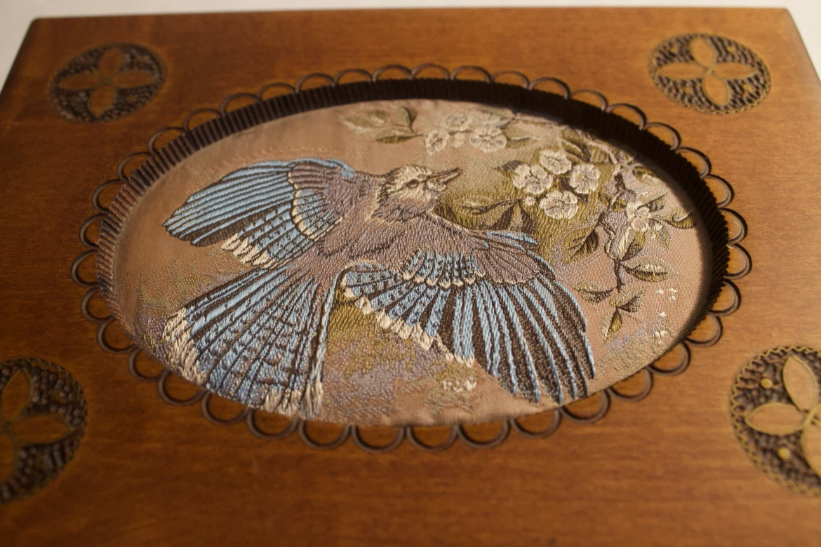 Wooden Jewellery Box w/ Removable Tray and Bird Illustration - photo 2