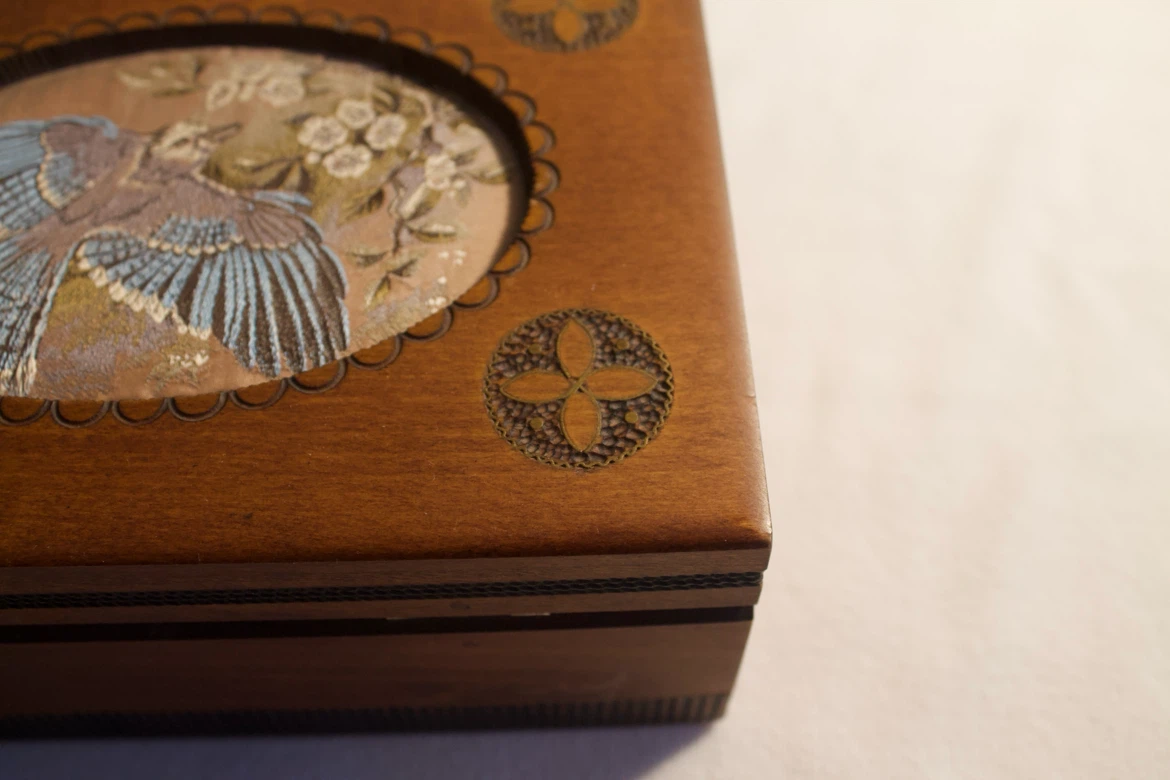 Wooden Jewellery Box w/ Removable Tray and Bird Illustration - photo 3