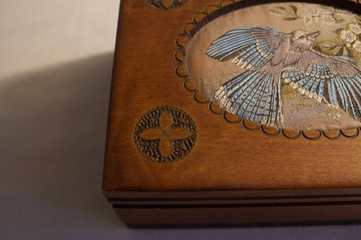 Wooden Jewellery Box w/ Removable Tray and Bird Illustration - photo 4