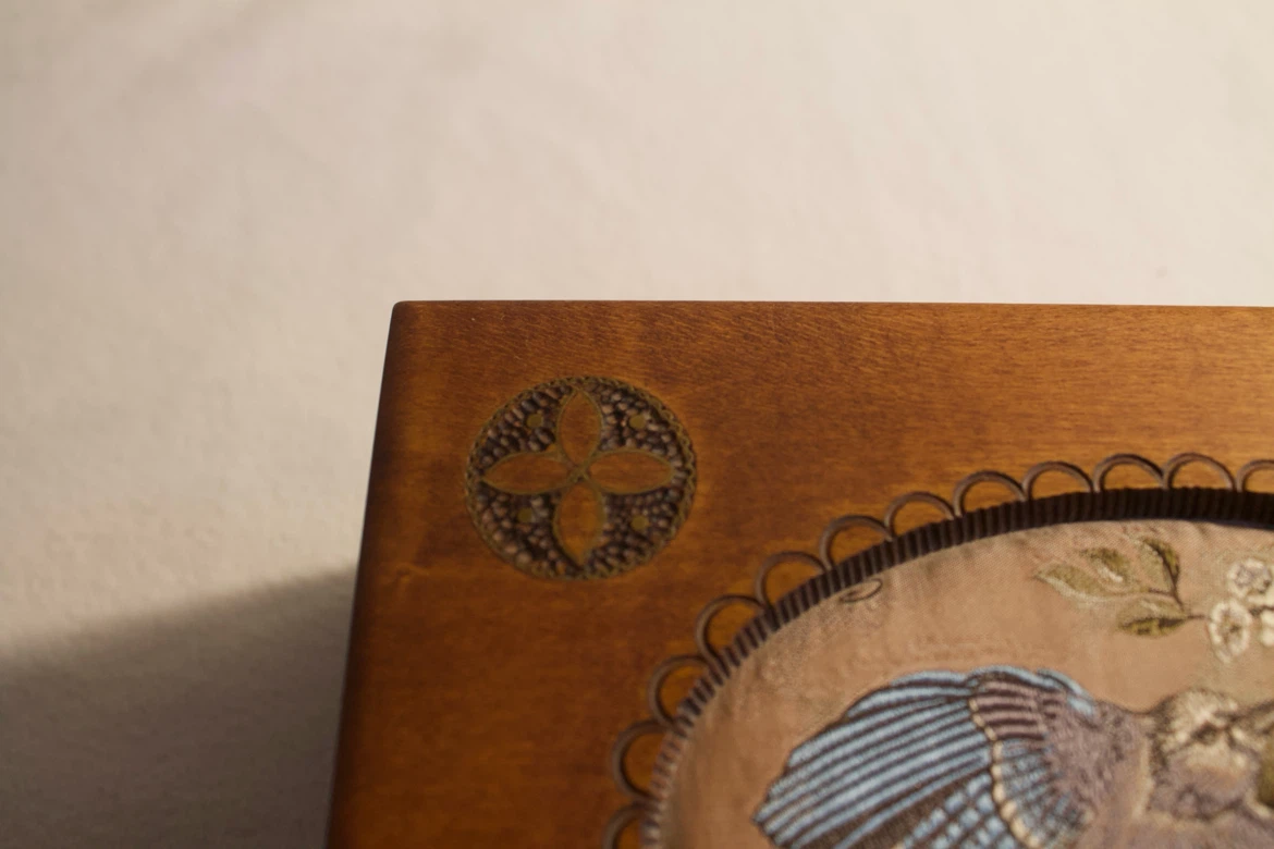 Wooden Jewellery Box w/ Removable Tray and Bird Illustration - photo 5