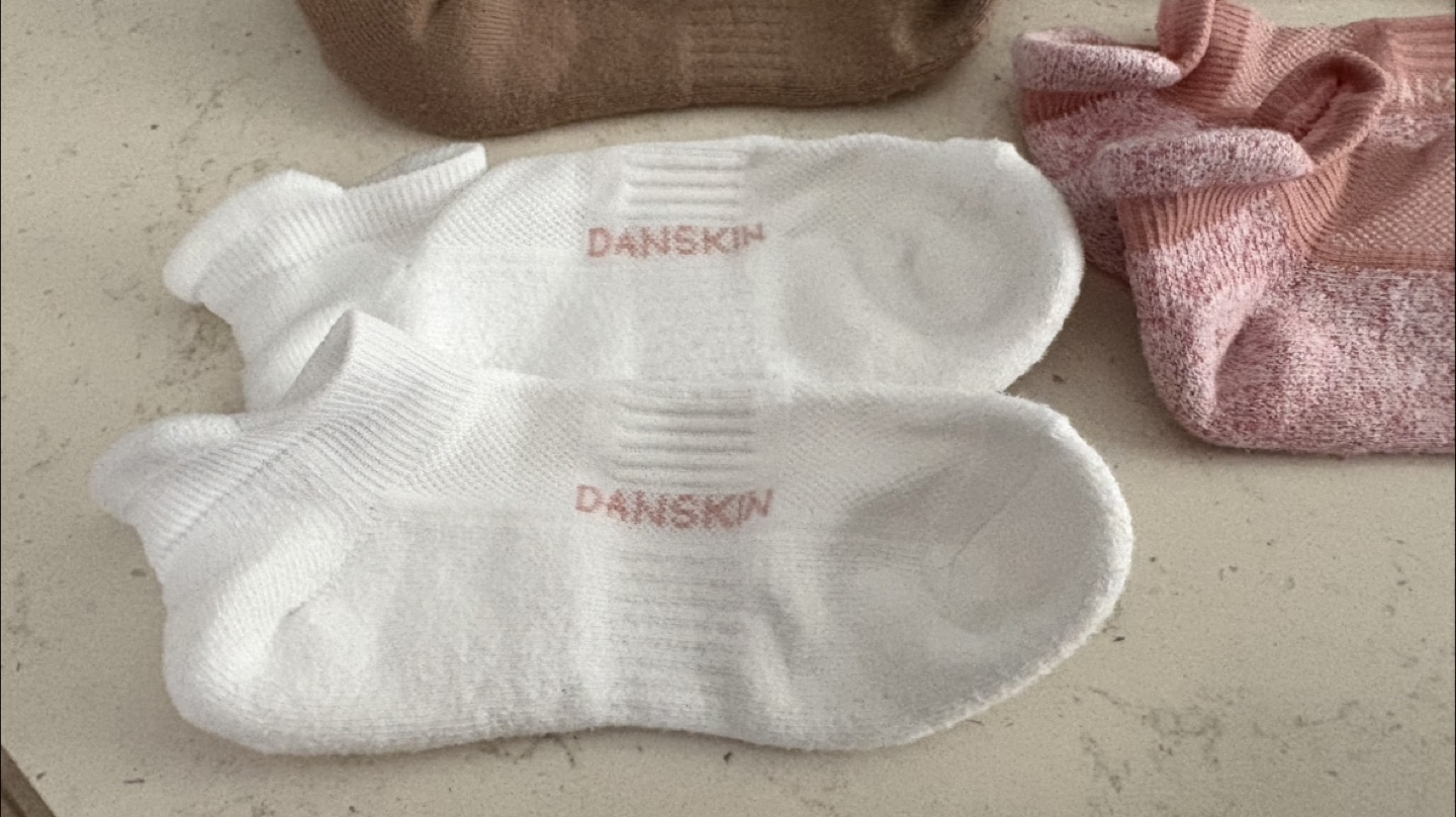 4 Pairs of Danskin Ankle Socks - photo 2