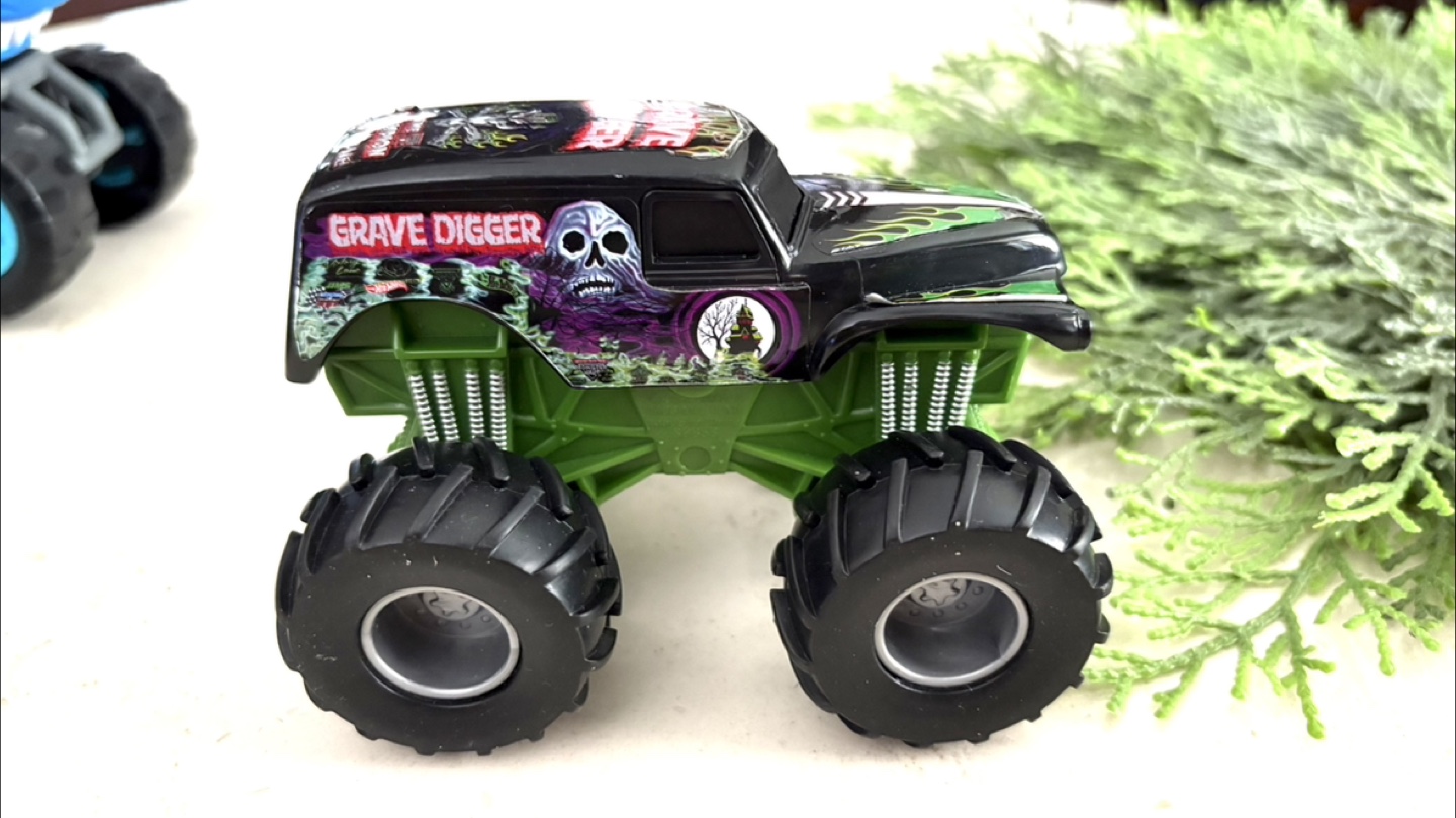 Set of 5 Hot Wheels Monster Trucks - photo 4