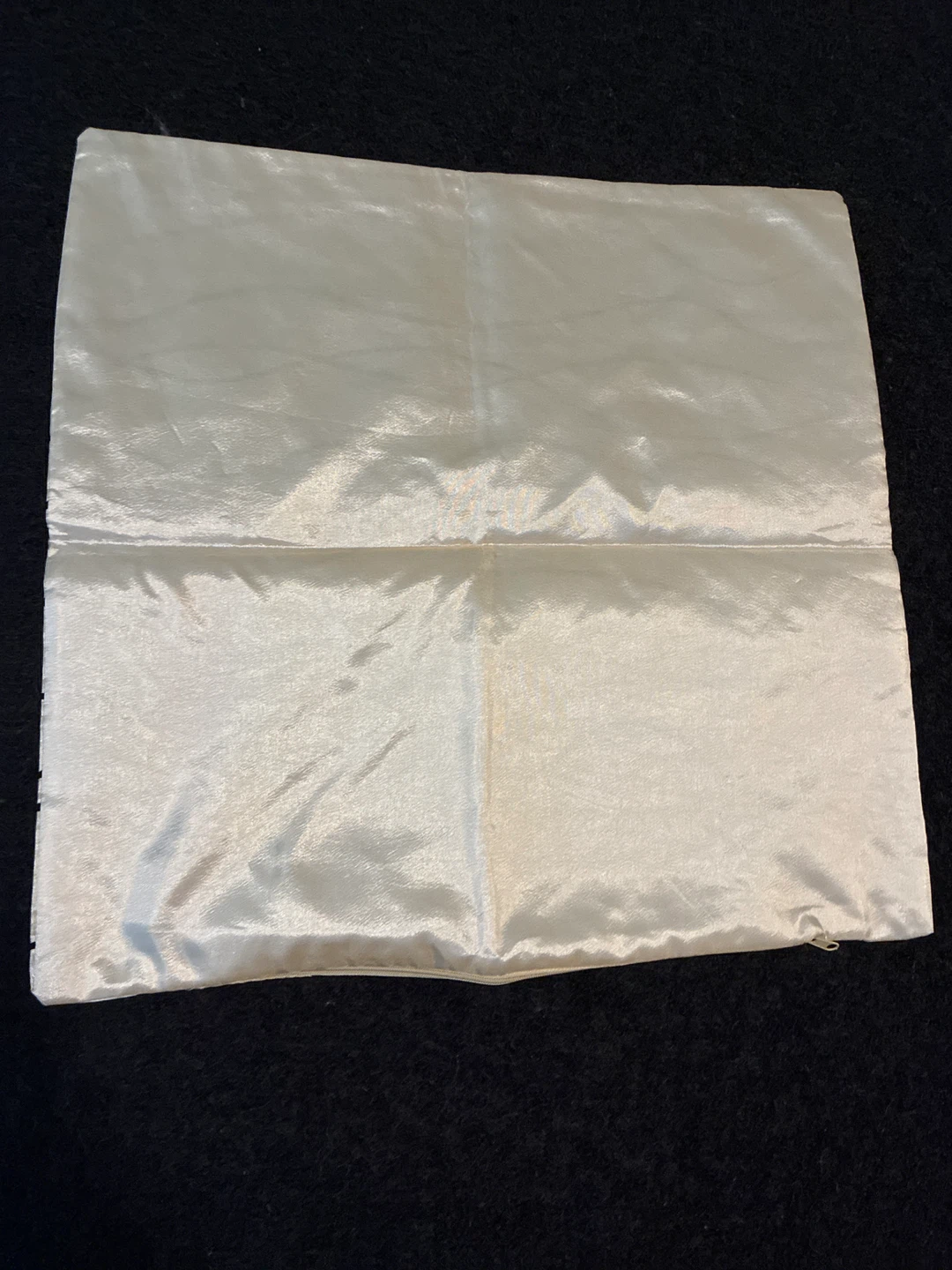 Gold tone zippered pillowcase - photo 2