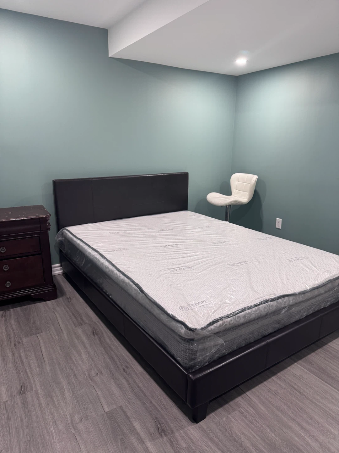 Two-bedroom basement to let - photo 4