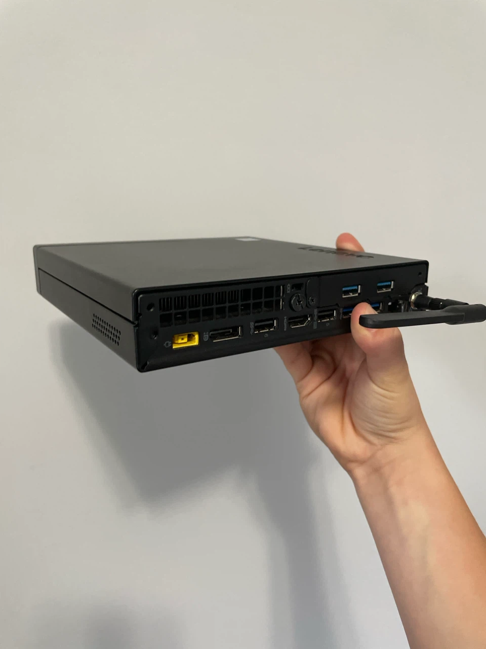 Lenovo ThinkCentre Tiny Desktop - Intel Core i5 9th Gen - photo 3