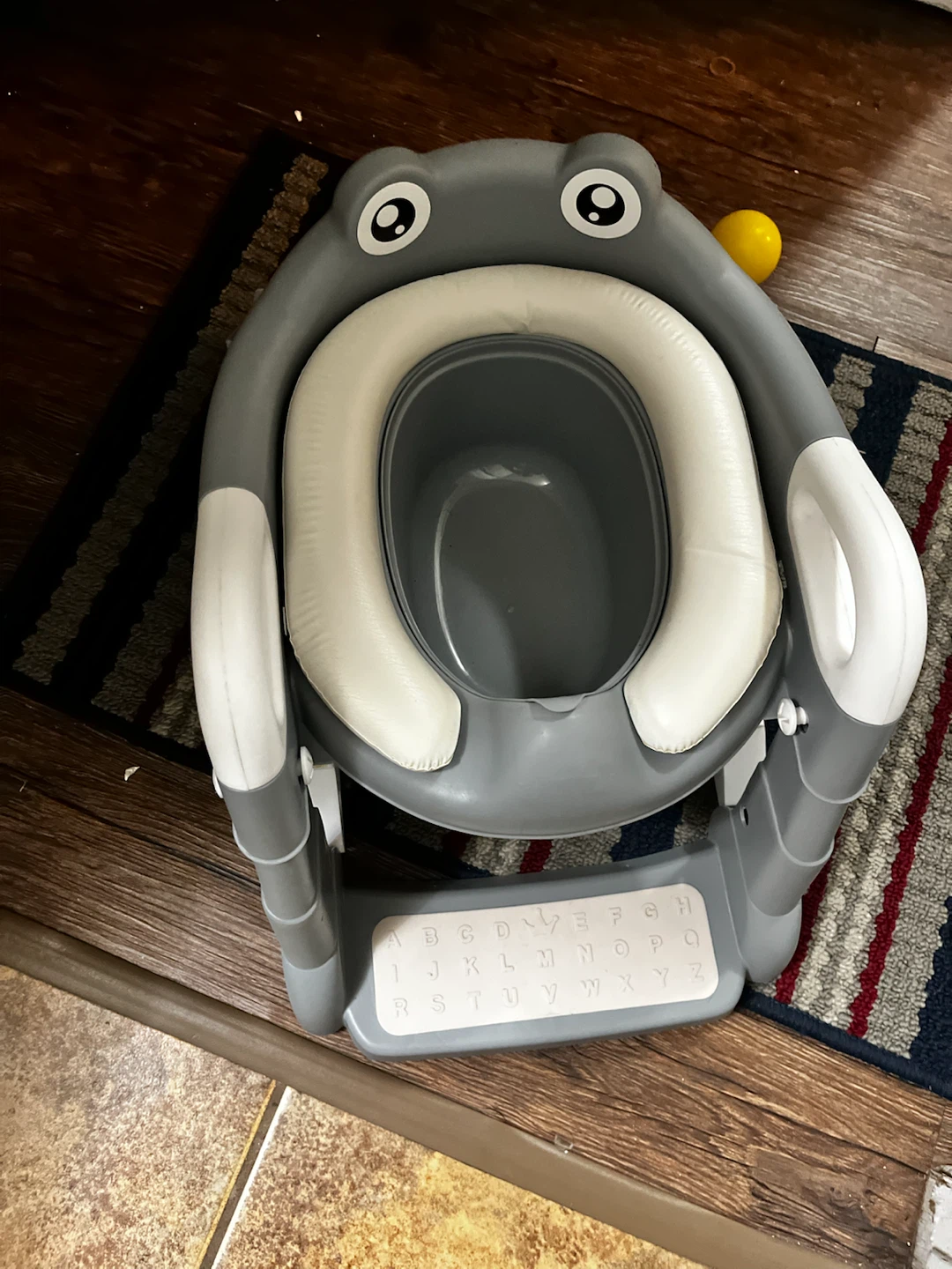 Frog-themed children's potty training seat