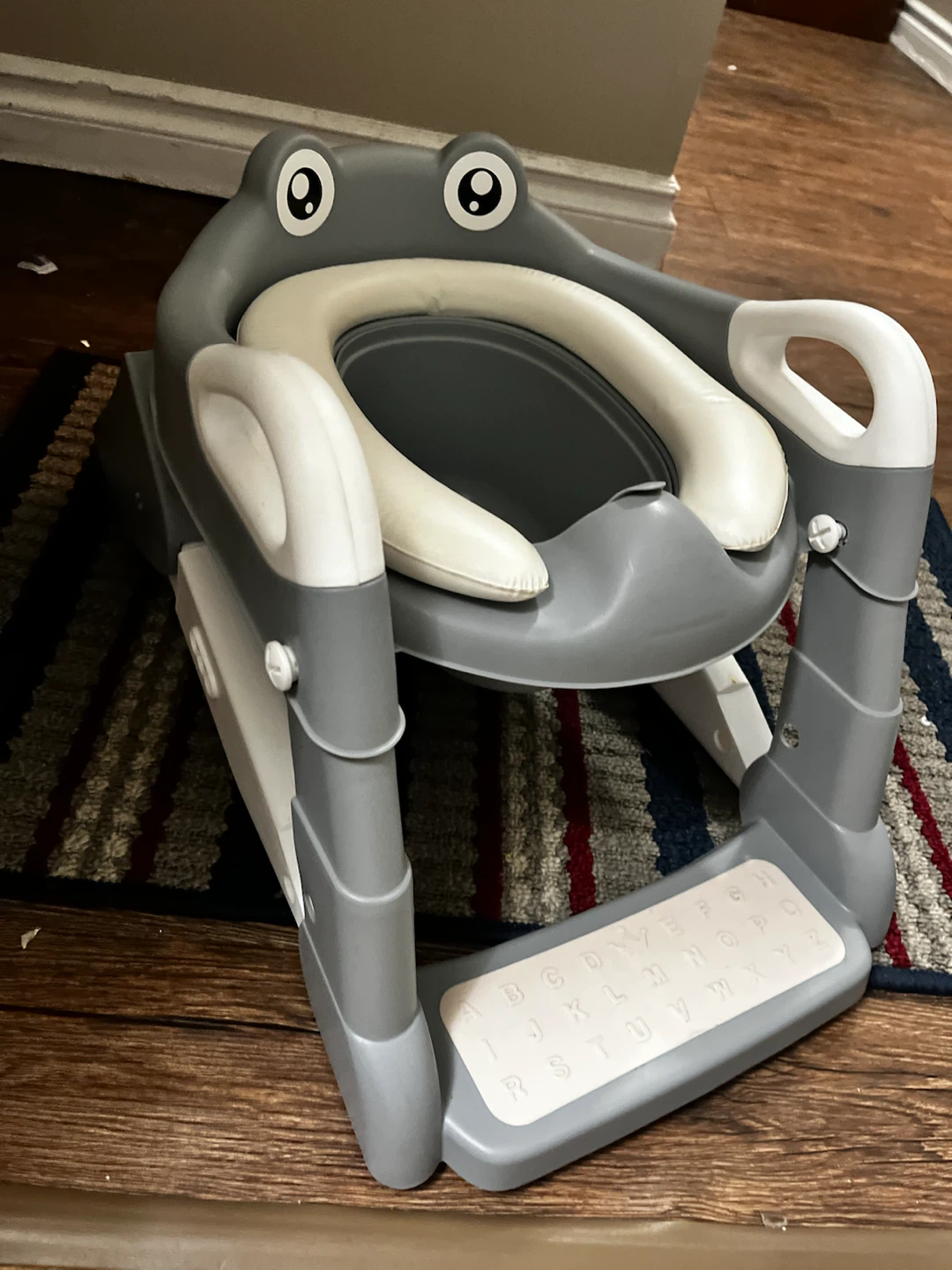 Frog-themed children's potty training seat - photo 2
