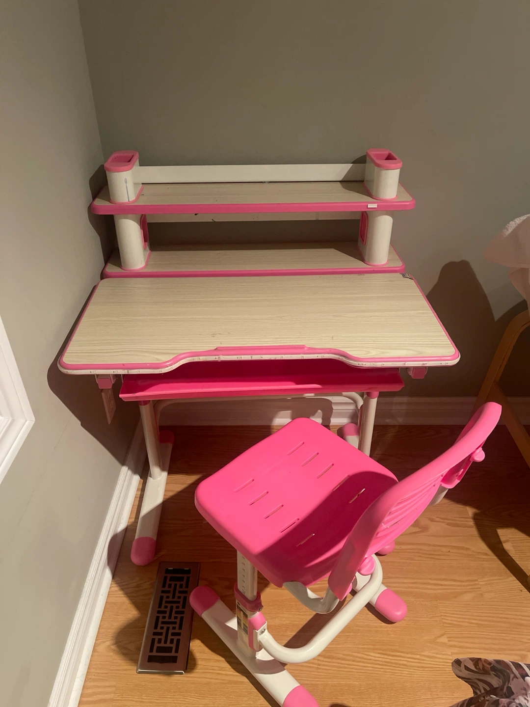 Adjustable Kids Desk and Chair Set