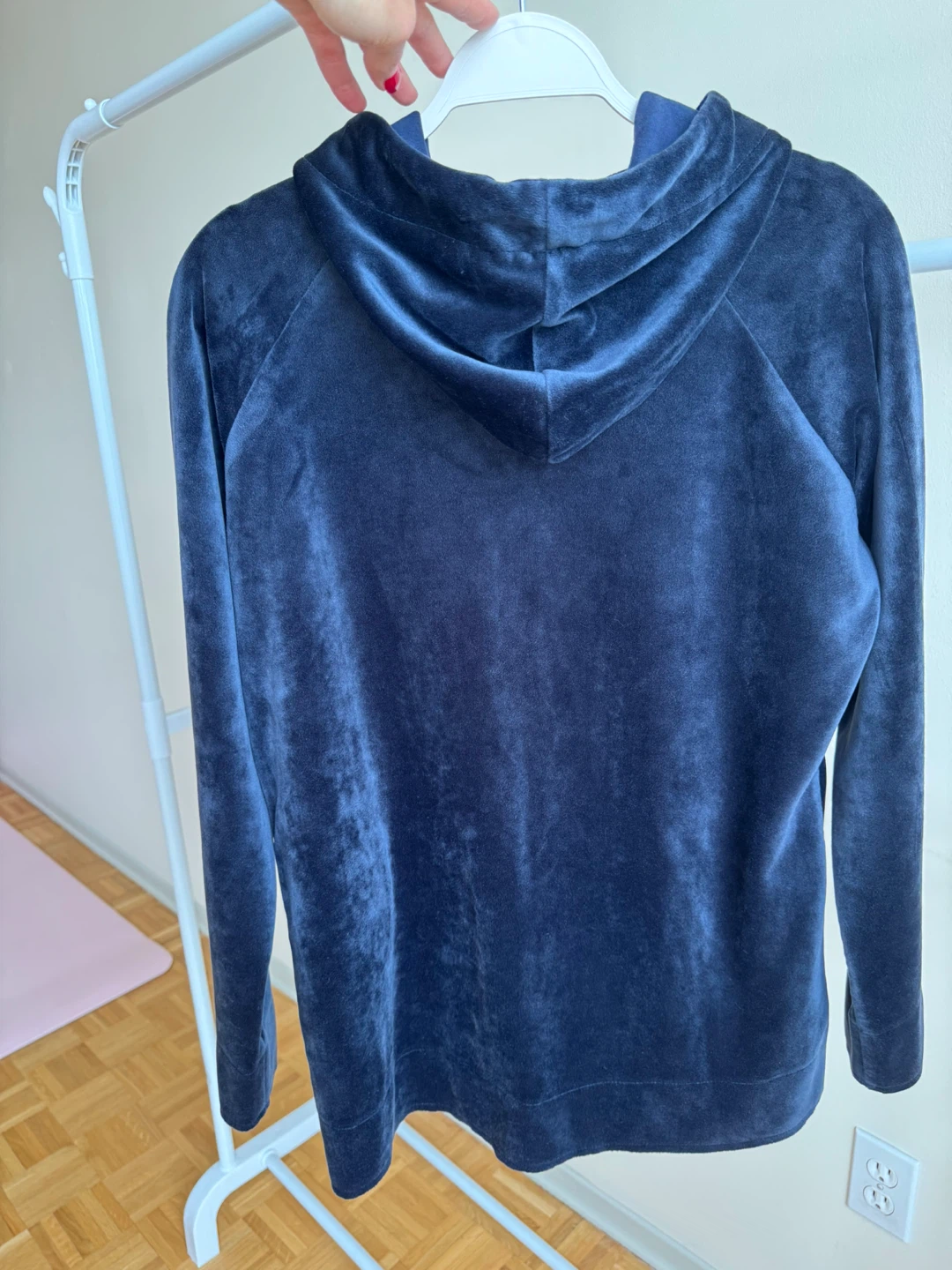 Hoodie made of soft, thick, and warm velour fabric. - photo 2