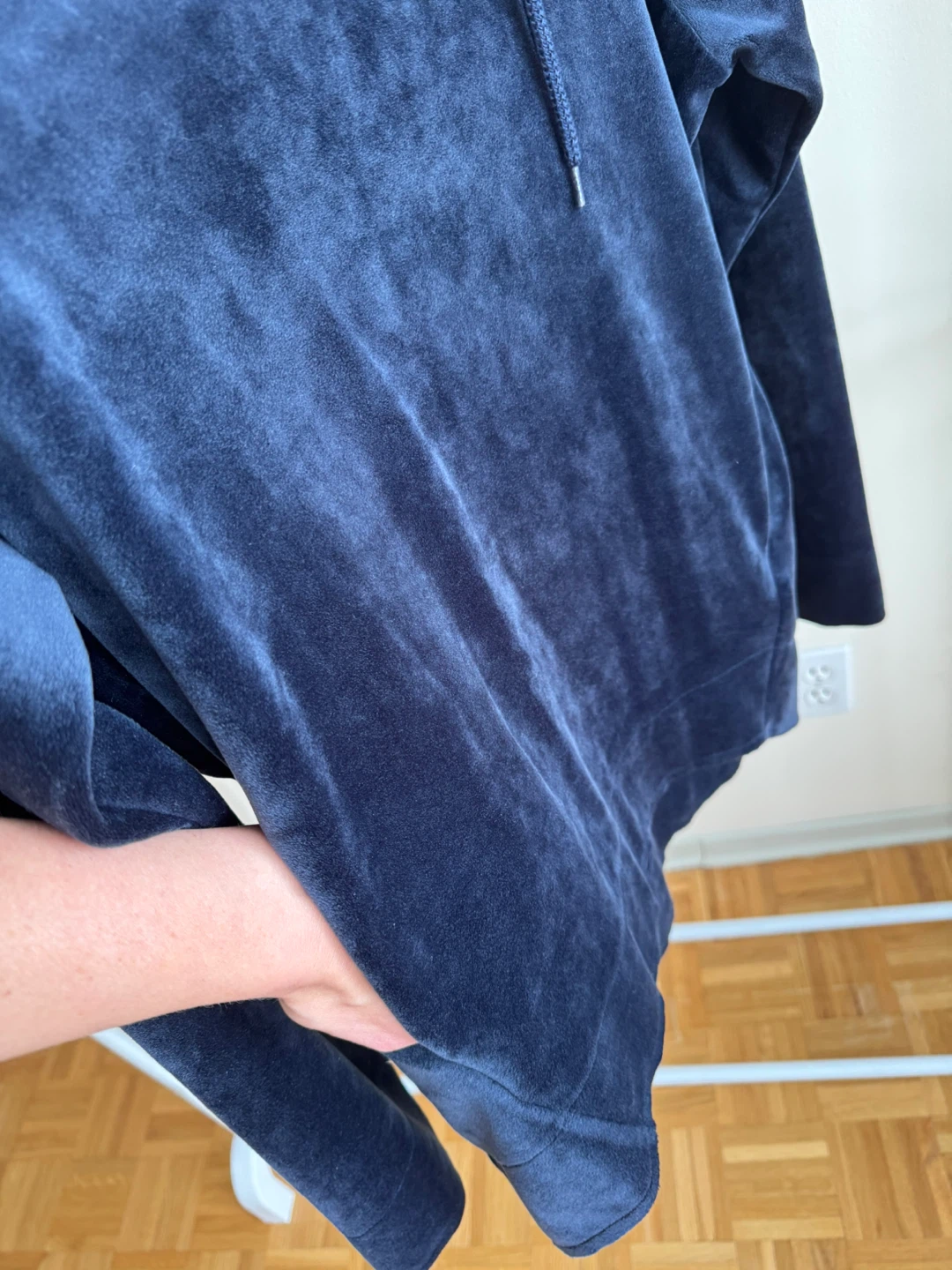 Hoodie made of soft, thick, and warm velour fabric. - photo 3