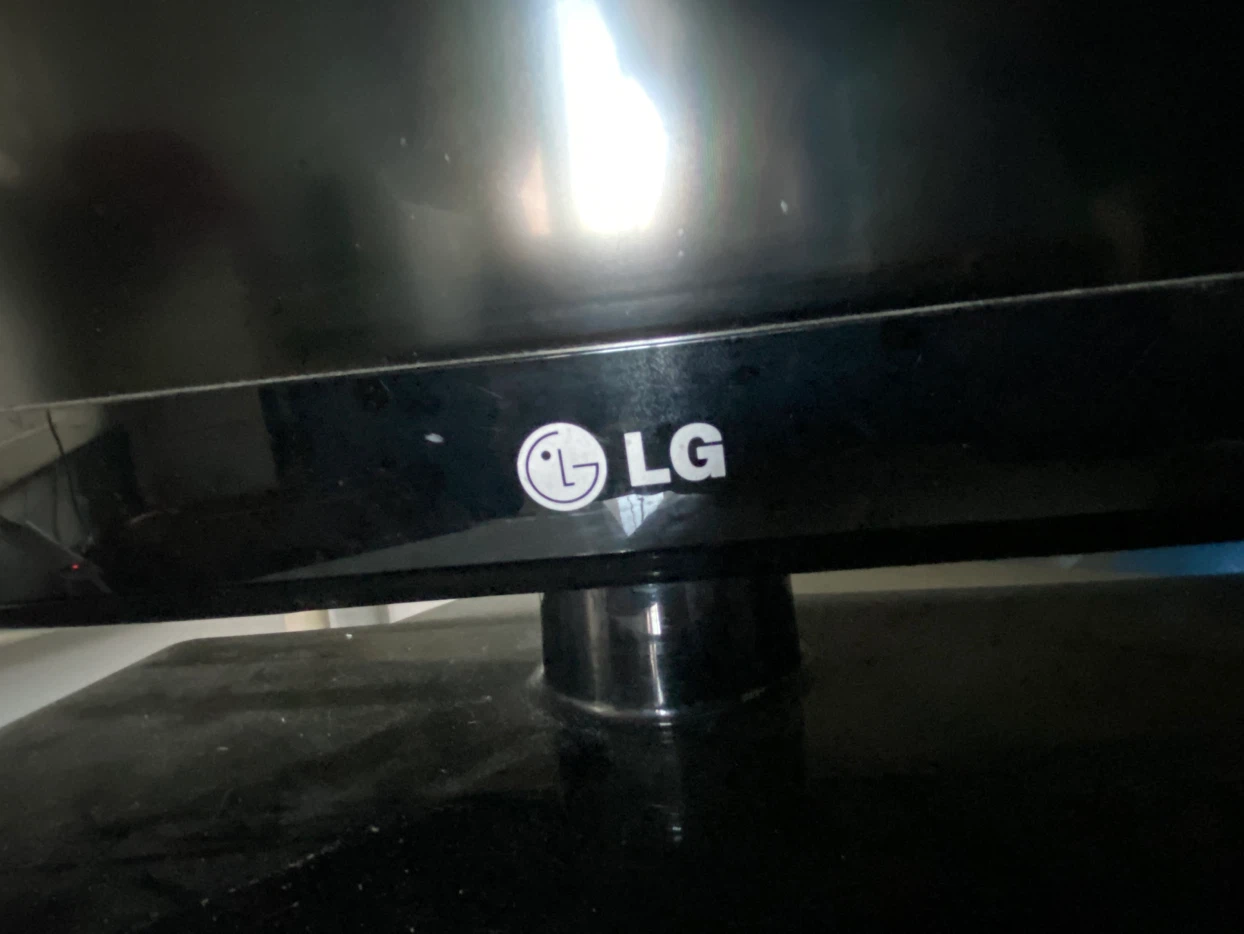 LG 47LD450-UA 47" LCD TV - photo 2